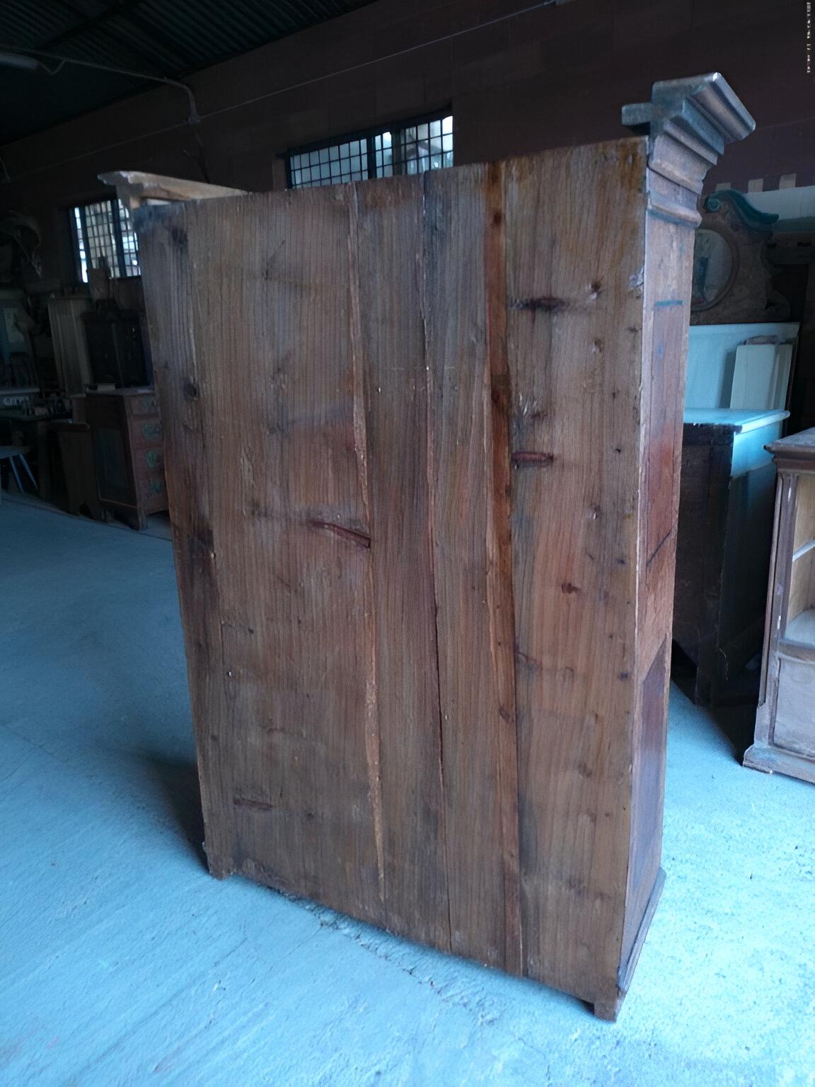 Decorated cabinet made of stone pine wood In Excellent Condition For Sale In Casaleone, IT