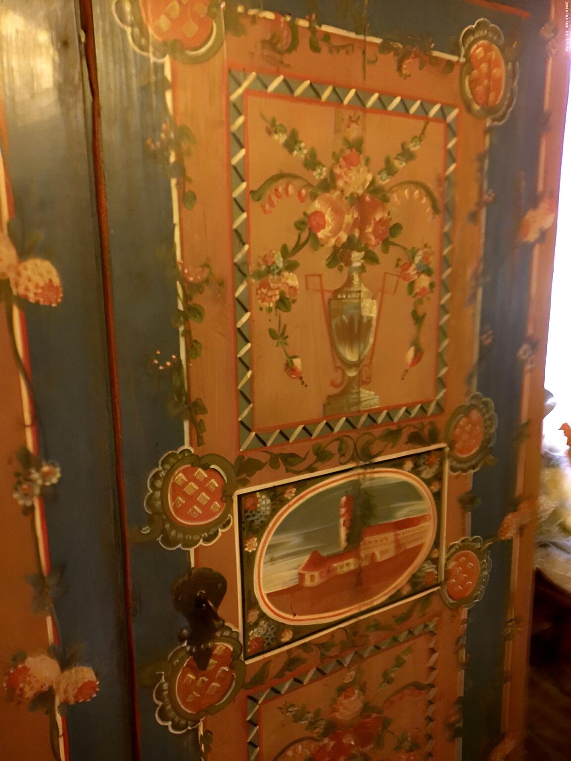 Decorated fir cabinet with original hardware with shelves and hangers.
Finely painted doors with parts with flowers and landscapes.
Conservative restoration.

Reference measurements at the frame.
More pictures and information at customer's request.
