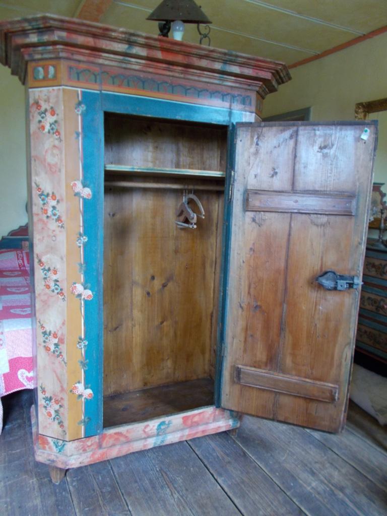 Decorated fir cabinet with original hardware with shelves and hangers.
Finely painted doors with parts with flowers and landscapes.
Conservative restoration.

Reference measurements at the frame.
More pictures and information at customer's request.
