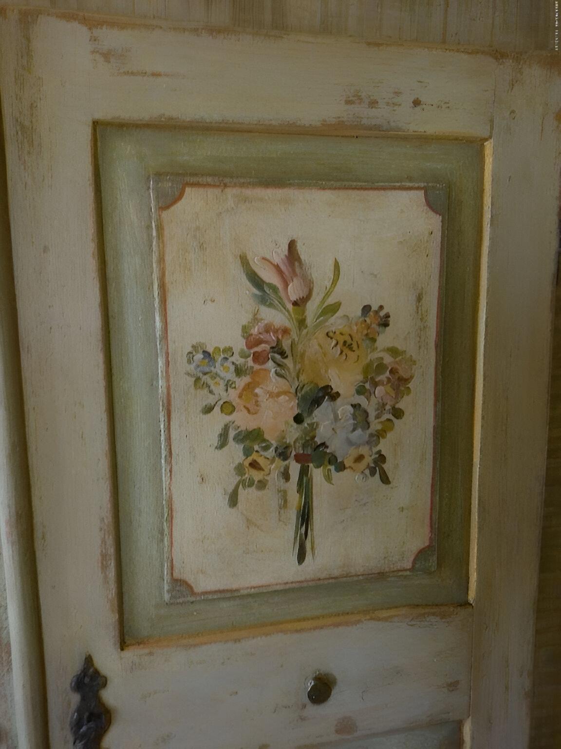 Painted fir cabinet.
Internal shelves and hangers.

Large 2 door decorated fir cabinet with interior shelves and hangers.
Painted with floral motifs on an ivory background.

Restored, excellent condition.

Reference measurements at the frame.
More