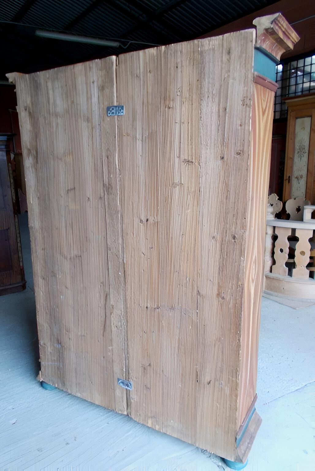 Spruce painted cabinet In Good Condition For Sale In Casaleone, IT