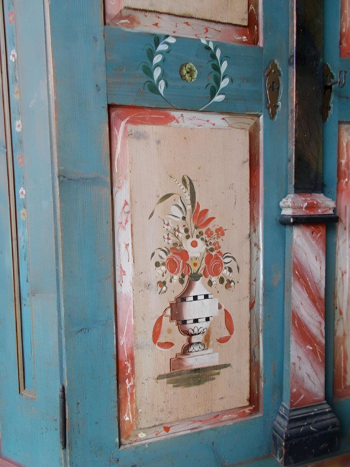Early 19th Century Spruce painted cabinet For Sale