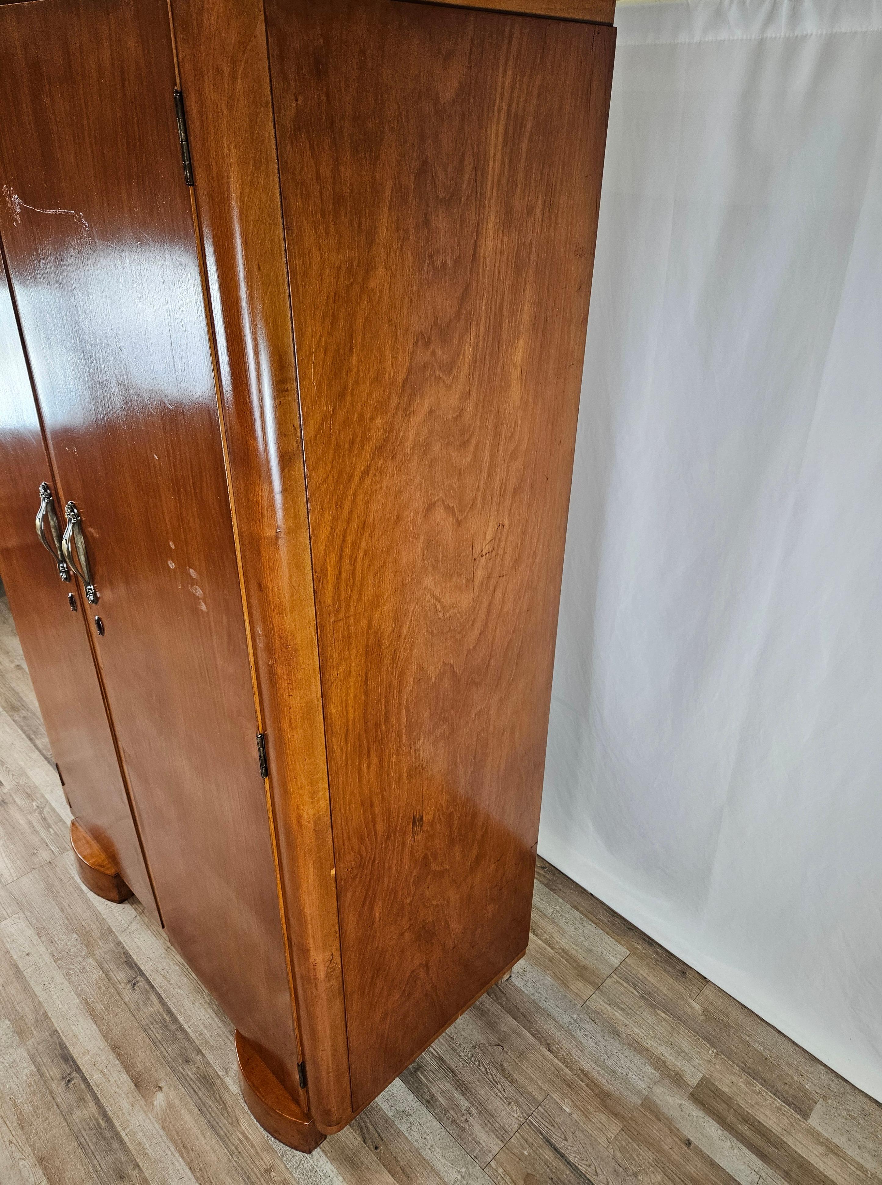 Walnut closet from the early 1940s in Art Deco style of Italian manufacture.

The cabinet has a linear and slightly shaped structure, thanks to the tone of wood is match with any type of modern or antique furniture.

Inside there is a small top