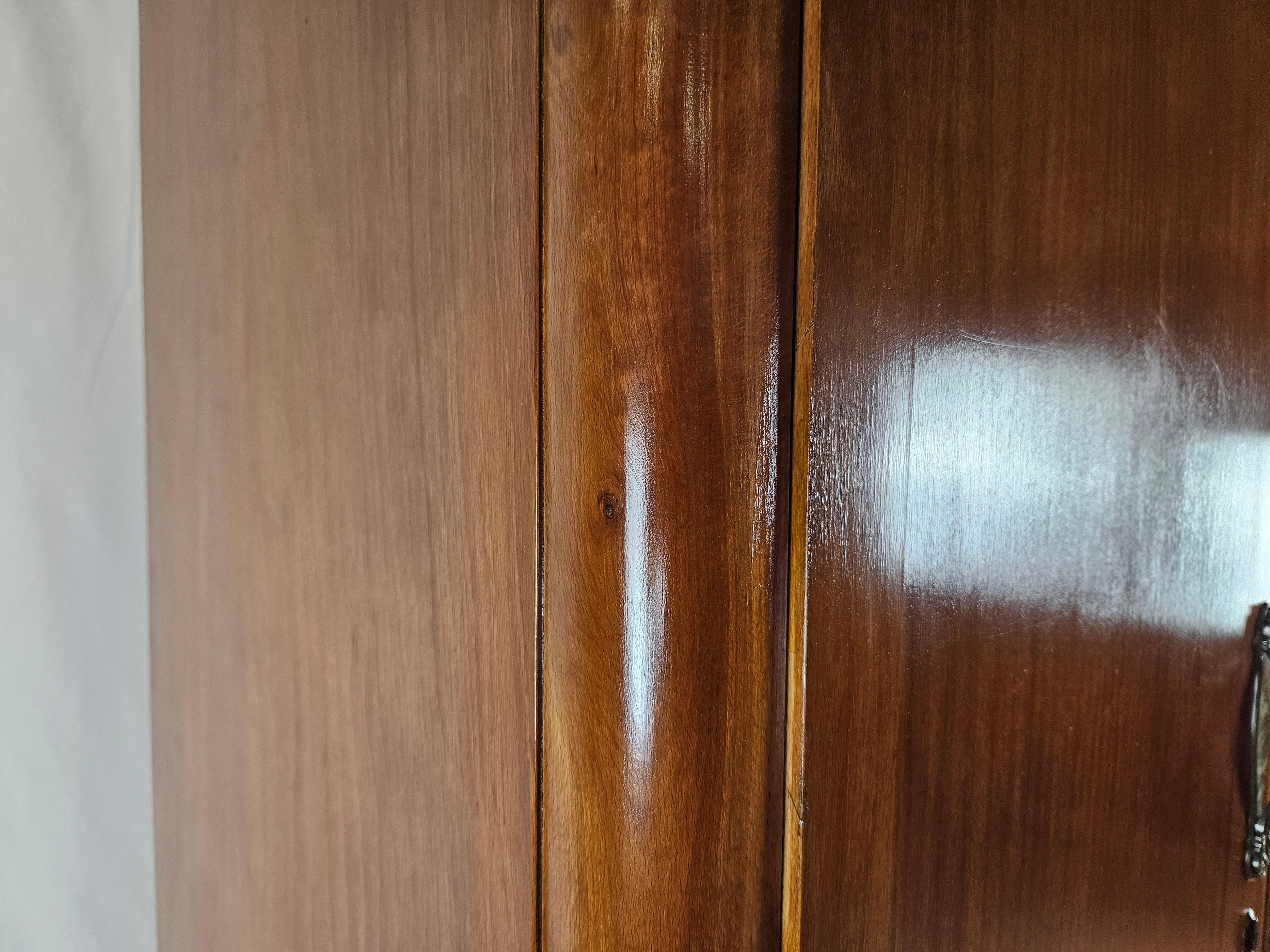 Two-door walnut closet with brass handles 20th century In Good Condition For Sale In Premariacco, IT