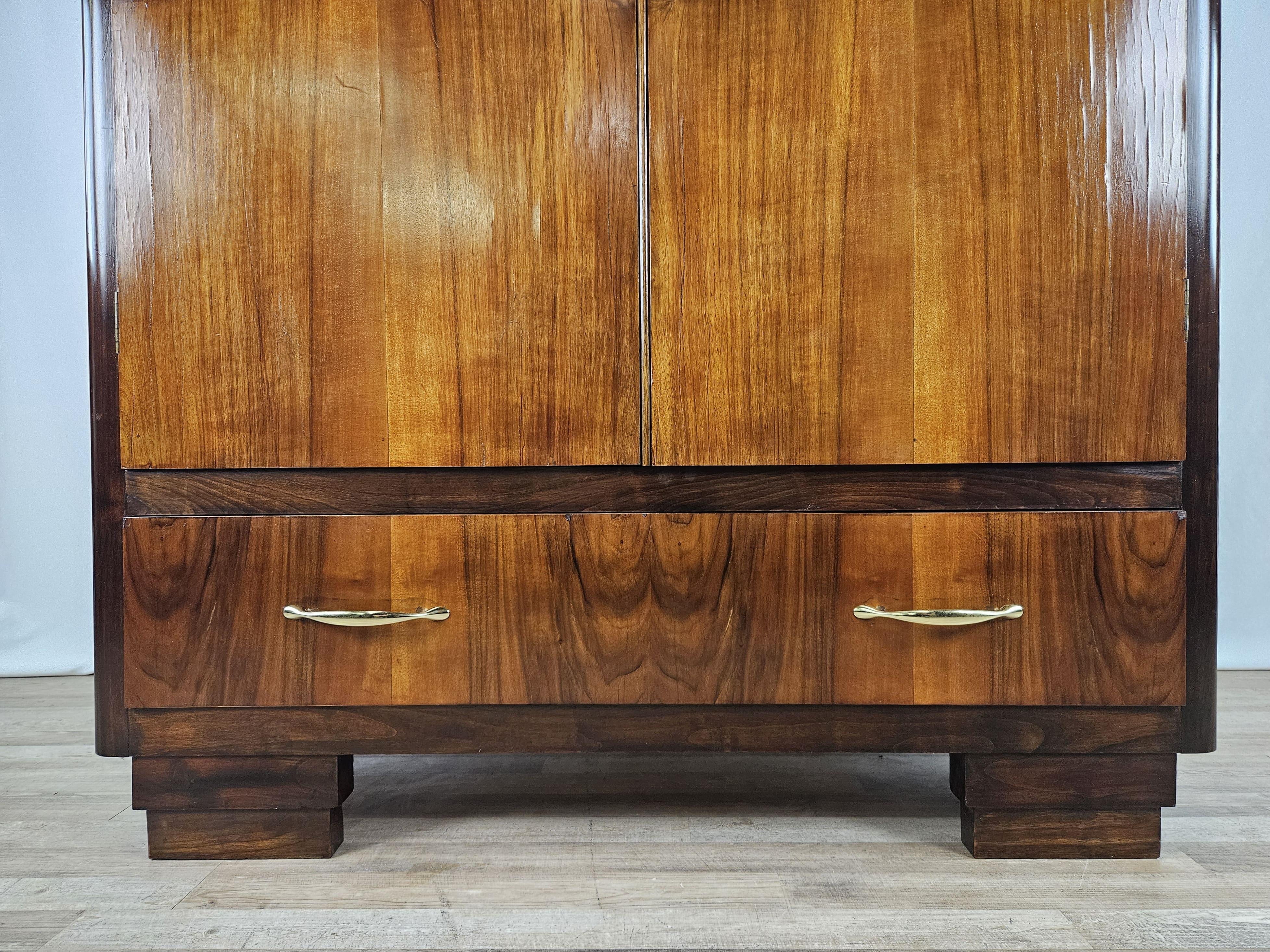 Two-door walnut burl cabinet from the Art Deco era 20th century For Sale 4