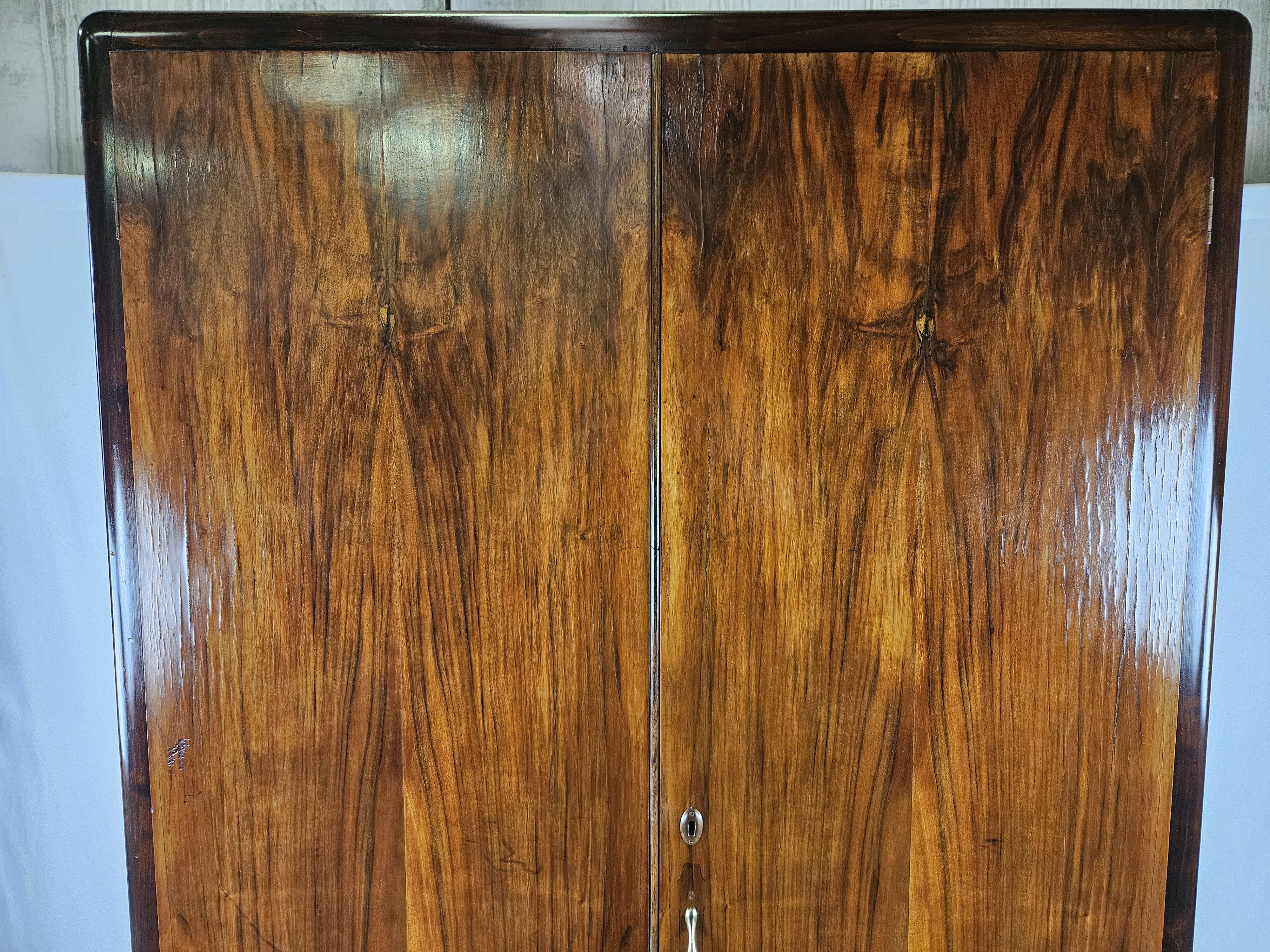 Two-door walnut burl cabinet from the Art Deco era 20th century For Sale 2