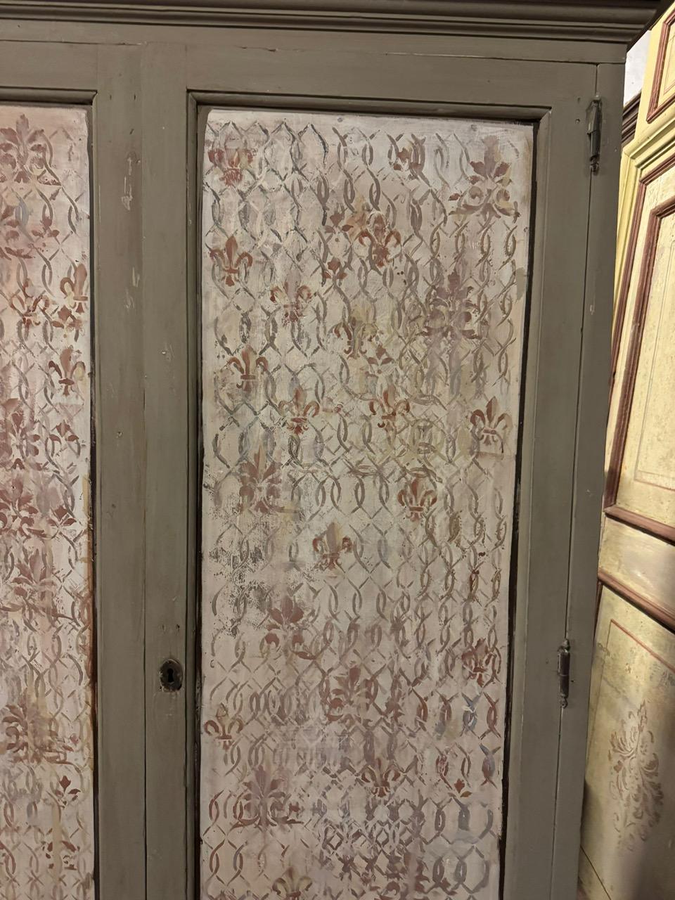 Lackierter und bemalter Kleiderschrank mit zwei Türen, Italien im Angebot 3