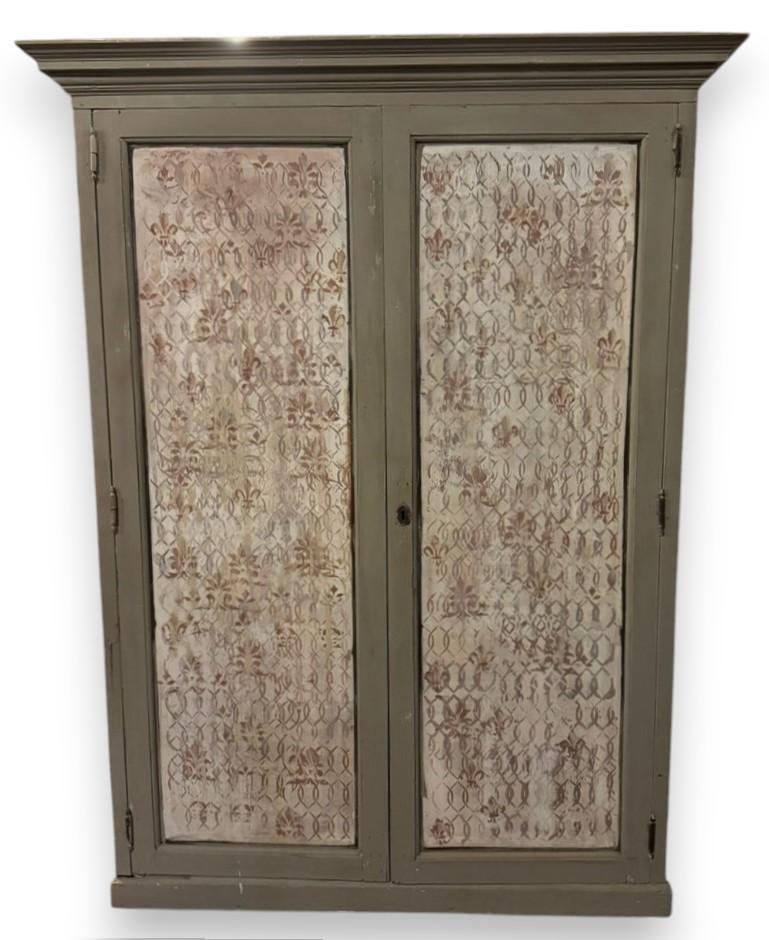 Lackierter und bemalter Kleiderschrank mit zwei Türen, Italien im Angebot 4