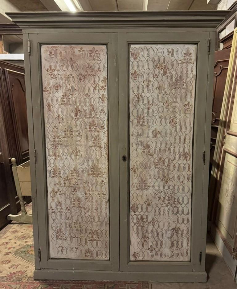 Lackierter und bemalter Kleiderschrank mit zwei Türen, Italien im Angebot 5