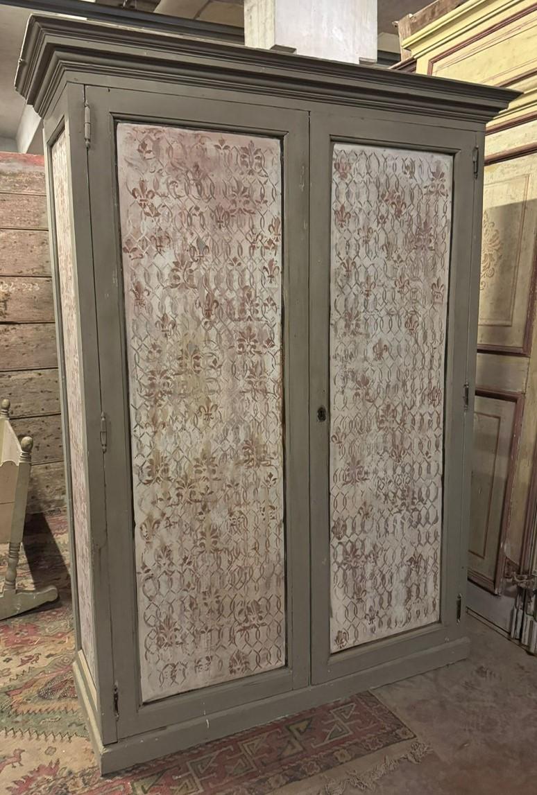 Lackierter und bemalter Kleiderschrank mit zwei Türen, Italien im Angebot 6