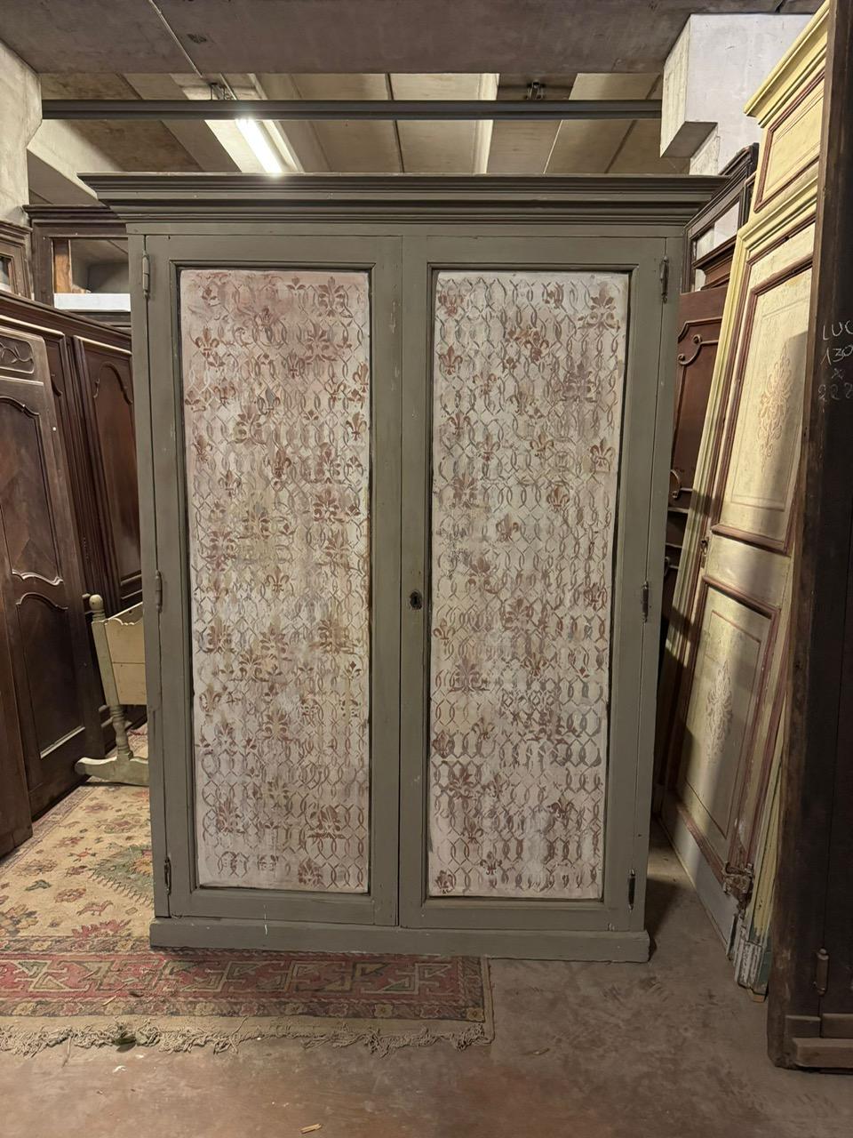 Lackierter Kleiderschrank mit bemalten Paneelen, bestehend aus zwei Türen, aus dem späten 19. Jahrhundert, aus Italien.
Maximale Abmessungen B 154 x H 204 x T 57 cm, nur Korpus B 138 x T 48 cm