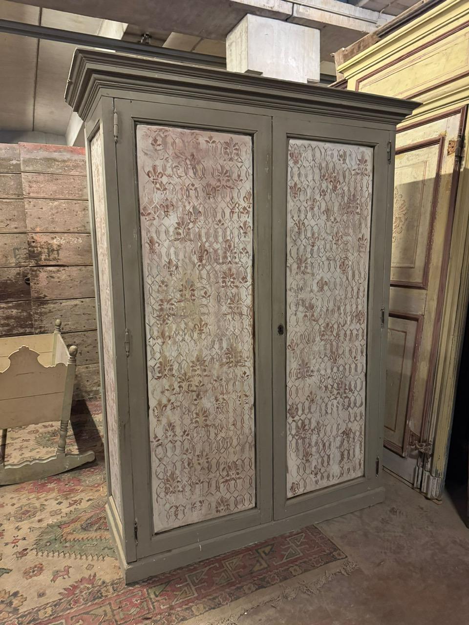 Lackierter und bemalter Kleiderschrank mit zwei Türen, Italien im Zustand „Gut“ im Angebot in Cuneo, Italy (CN)