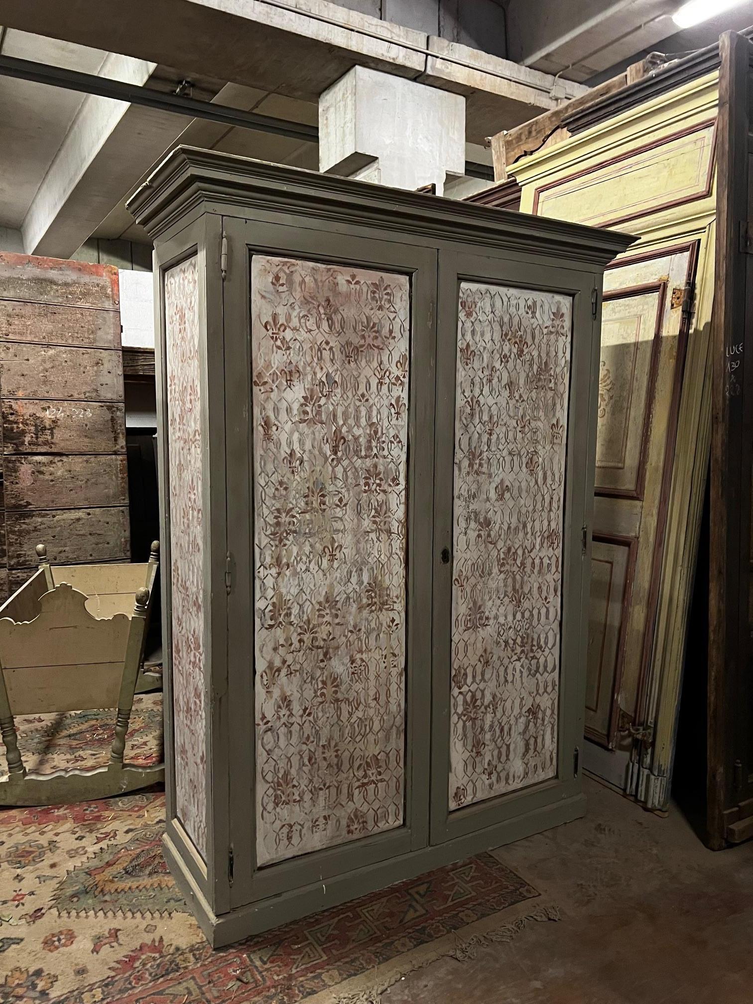 Lackierter und bemalter Kleiderschrank mit zwei Türen, Italien (19th Century) im Angebot