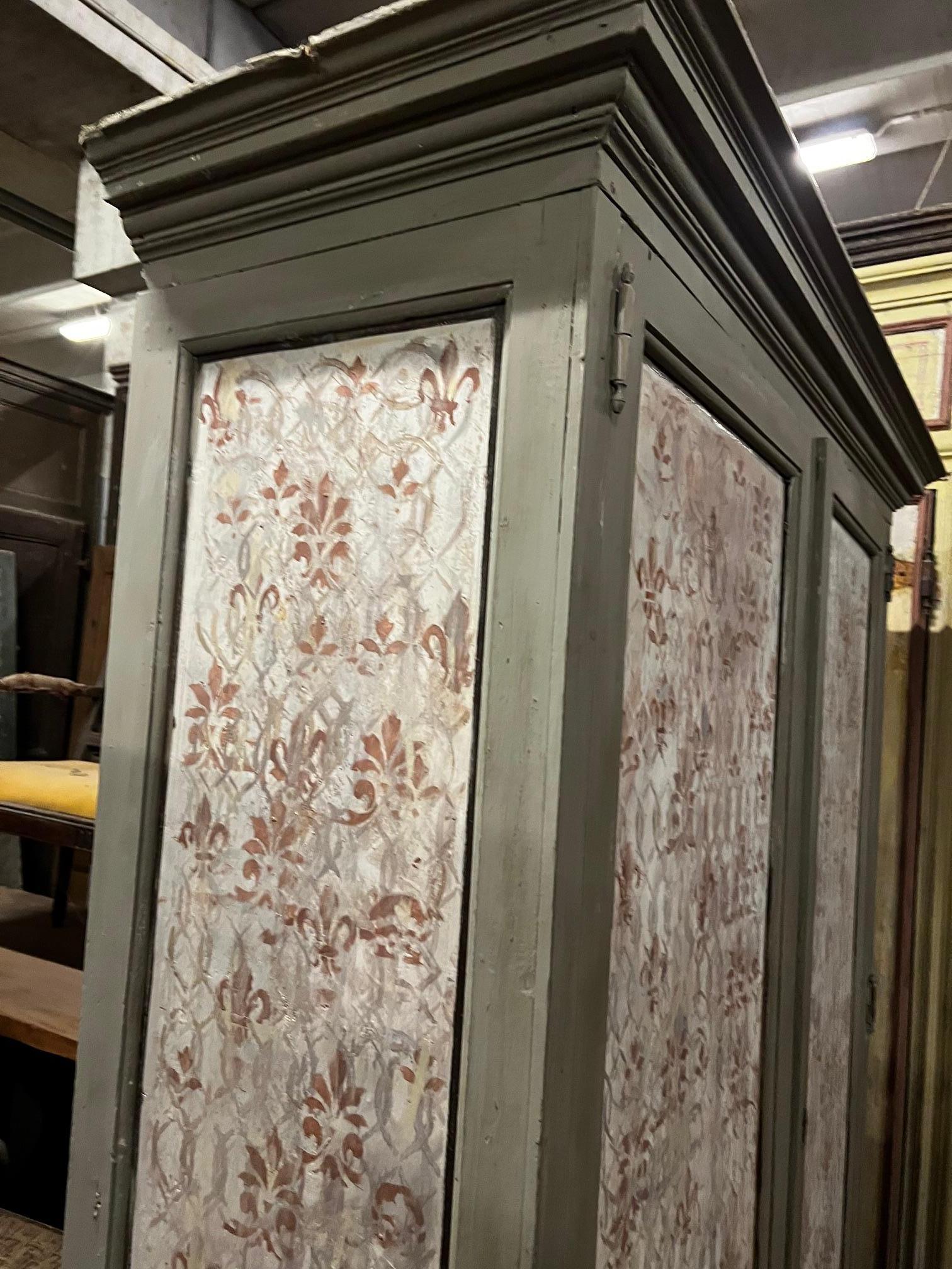 Lackierter und bemalter Kleiderschrank mit zwei Türen, Italien (Pappelholz) im Angebot