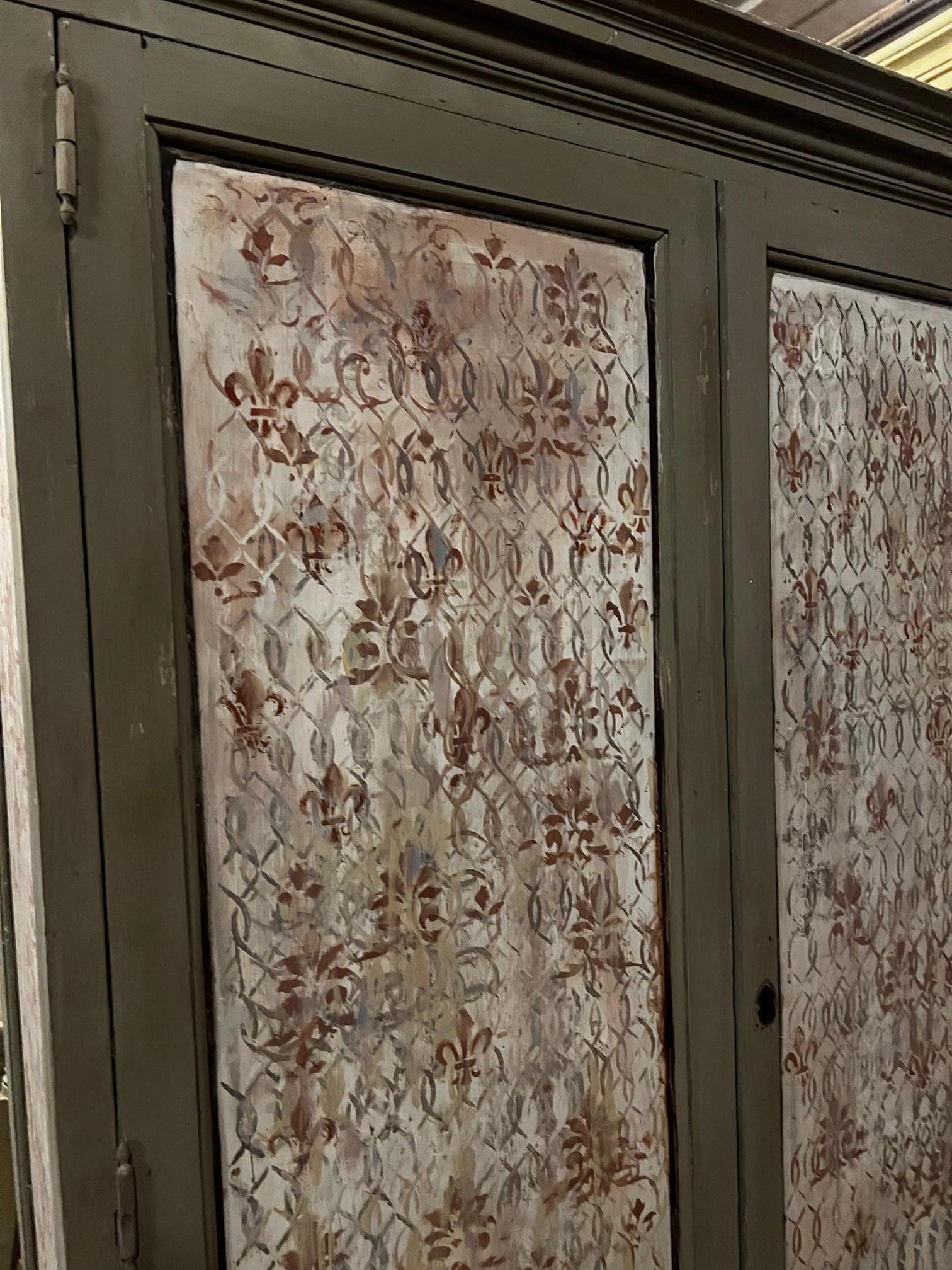 Lackierter und bemalter Kleiderschrank mit zwei Türen, Italien im Angebot 1