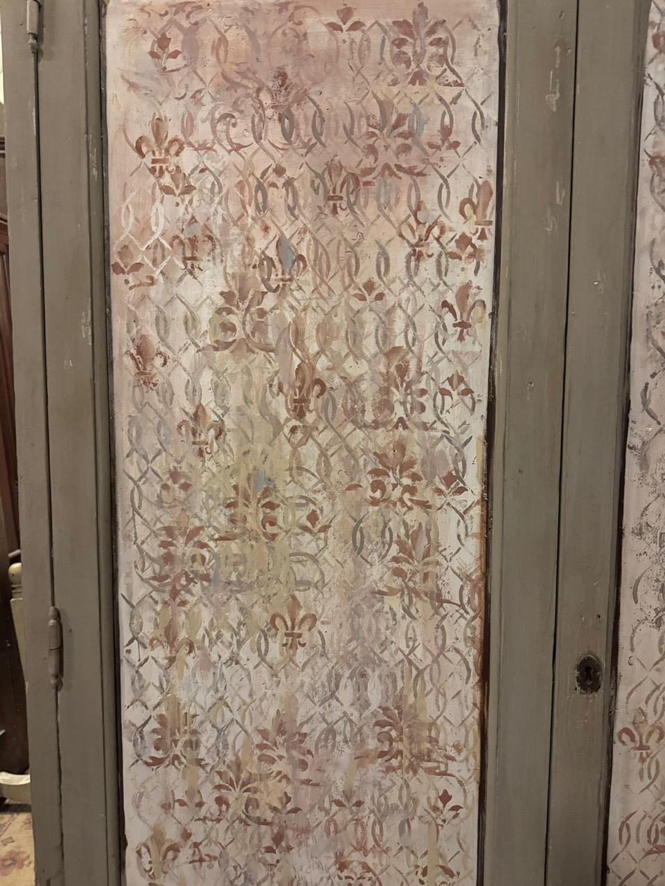 Lackierter und bemalter Kleiderschrank mit zwei Türen, Italien im Angebot 2