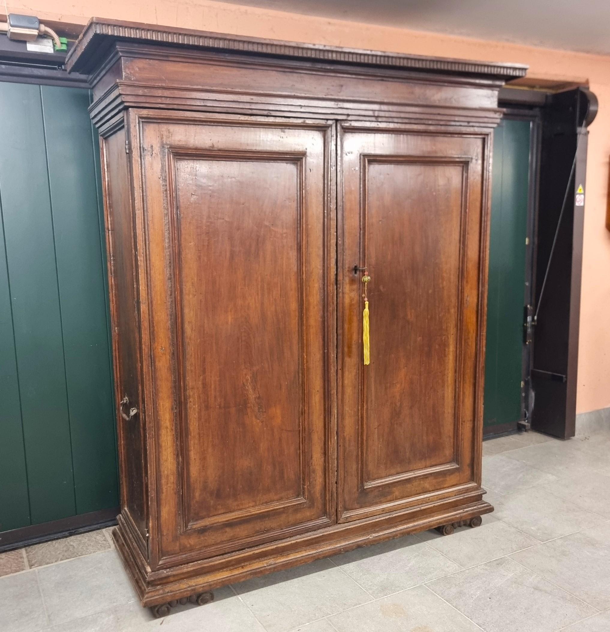 17th Century Armadio in noce fine 500 Veneto con segreto-raro! in vendita