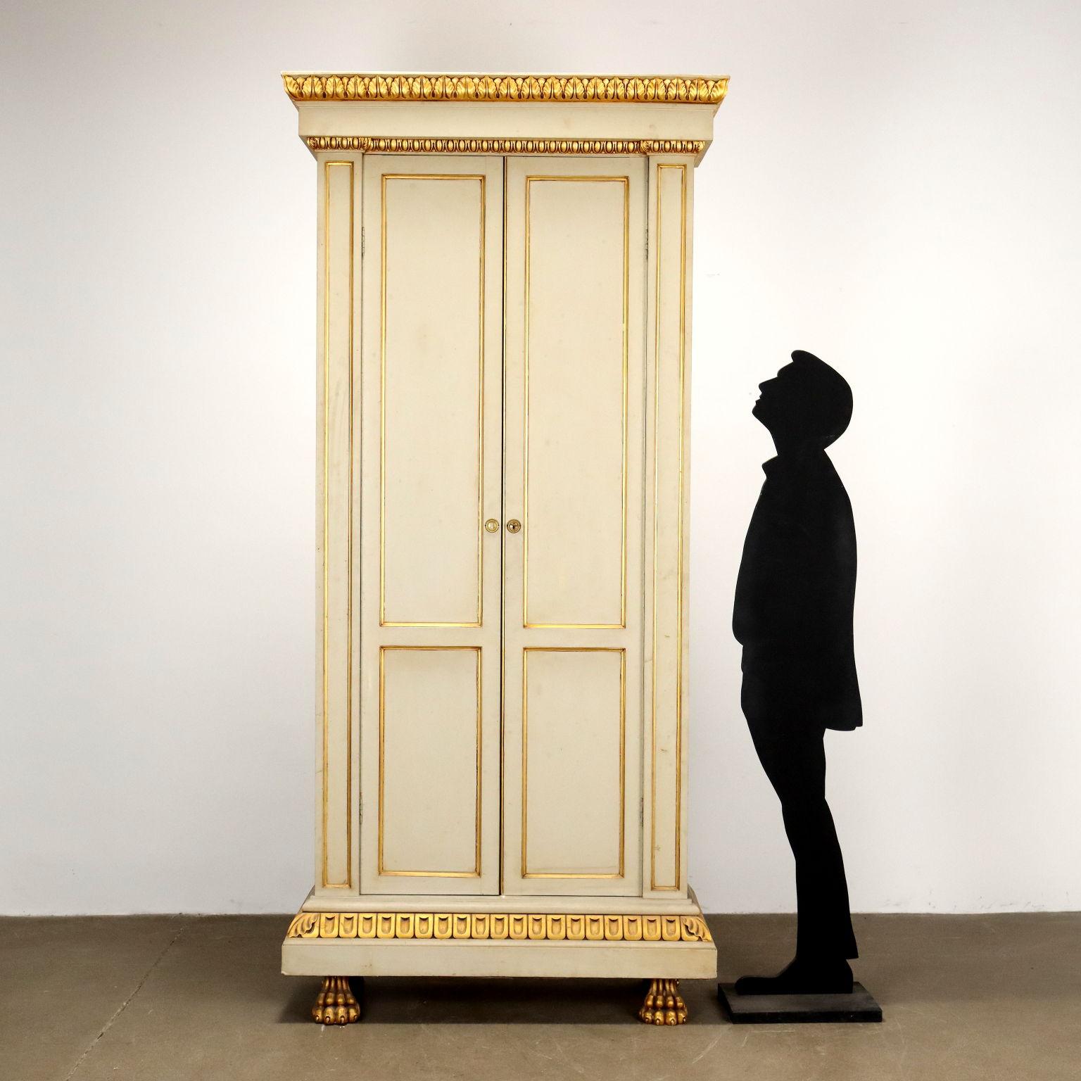Armadio in stile Neobarocco, laccato e dorato. Fronten mit Vorderseiten aus Pannellate wie bei den Fianchi, intaglierte und verzierte Kopf- und Basismodelle, Eisenpfosten. Ripiani interni regolabili con rastrelliera.
Italia, inizio XX Secolo.