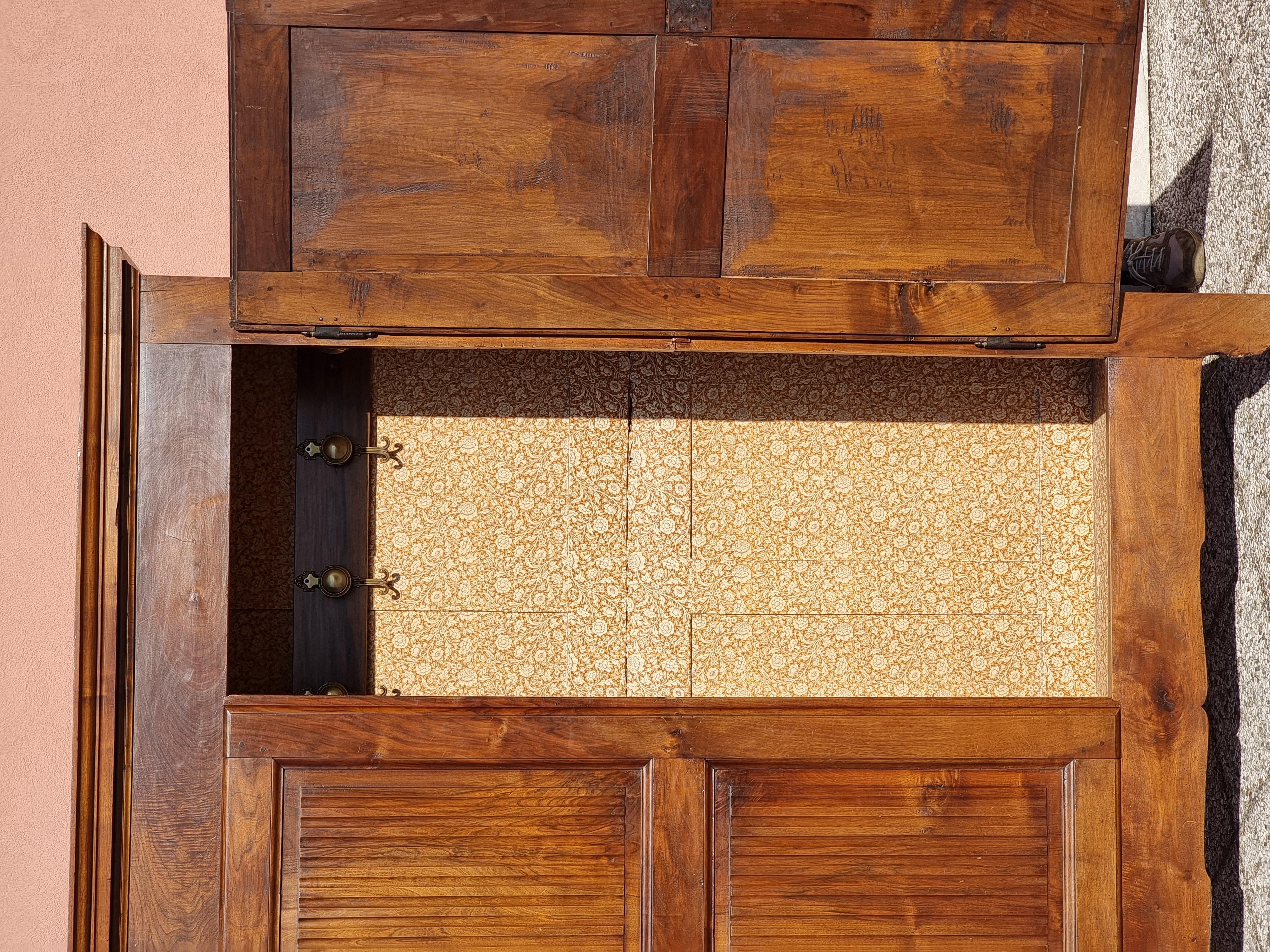 Piedmontese walnut cabinet with fluted doors, late 18th century In Fair Condition For Sale In Vicenza, IT