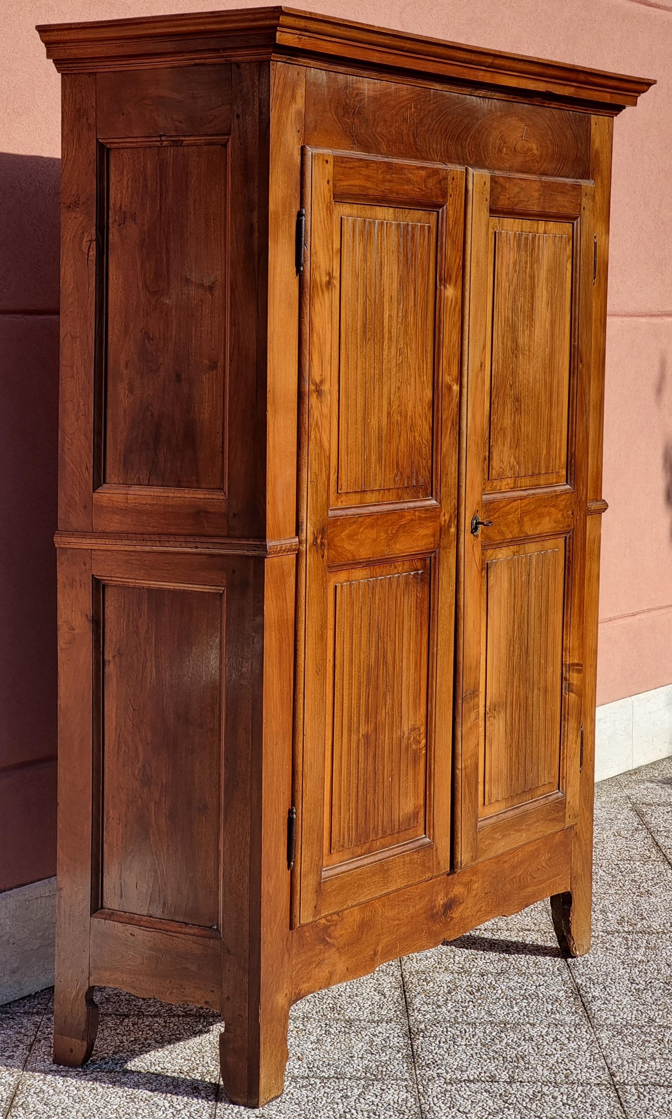 Walnut Piedmontese walnut cabinet with fluted doors, late 18th century For Sale