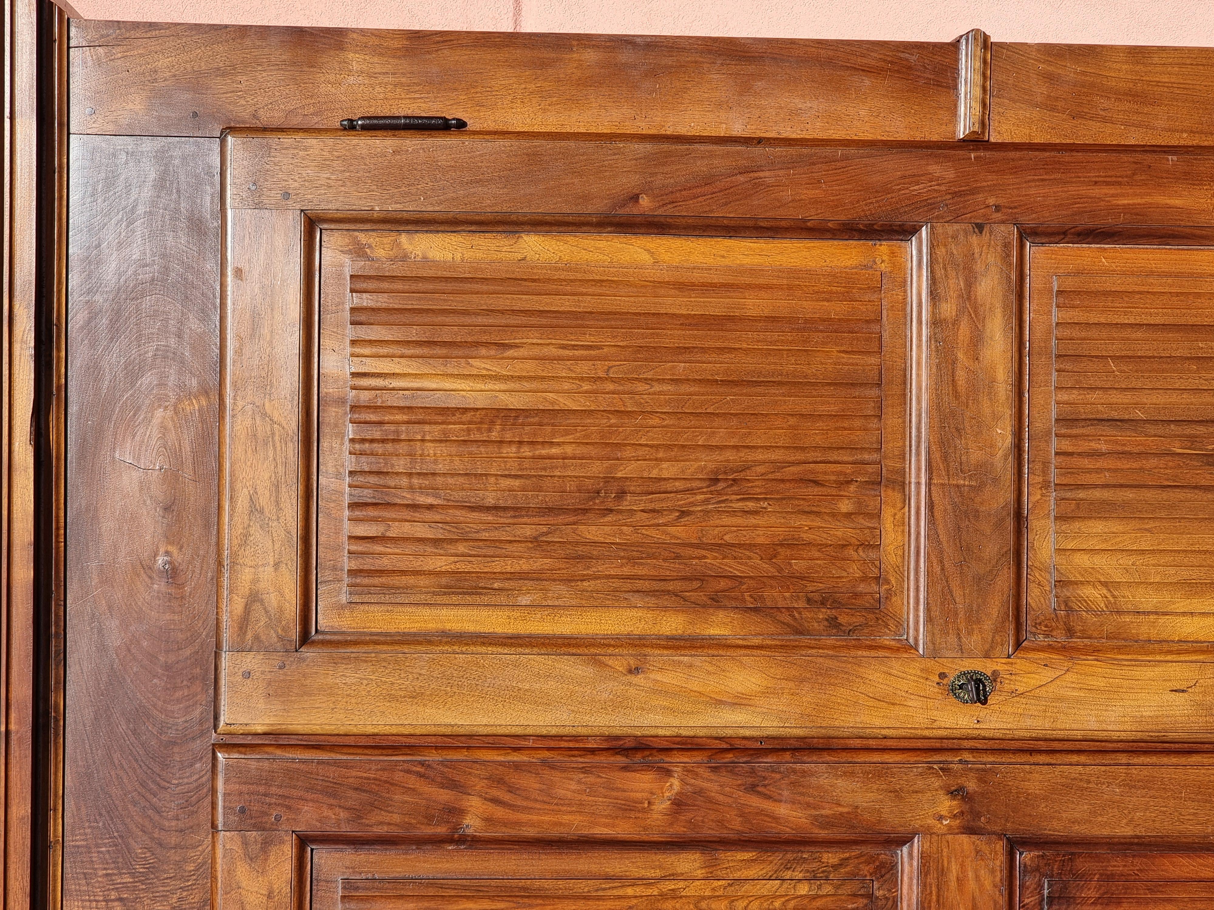 Piedmontese walnut cabinet with fluted doors, late 18th century For Sale 1