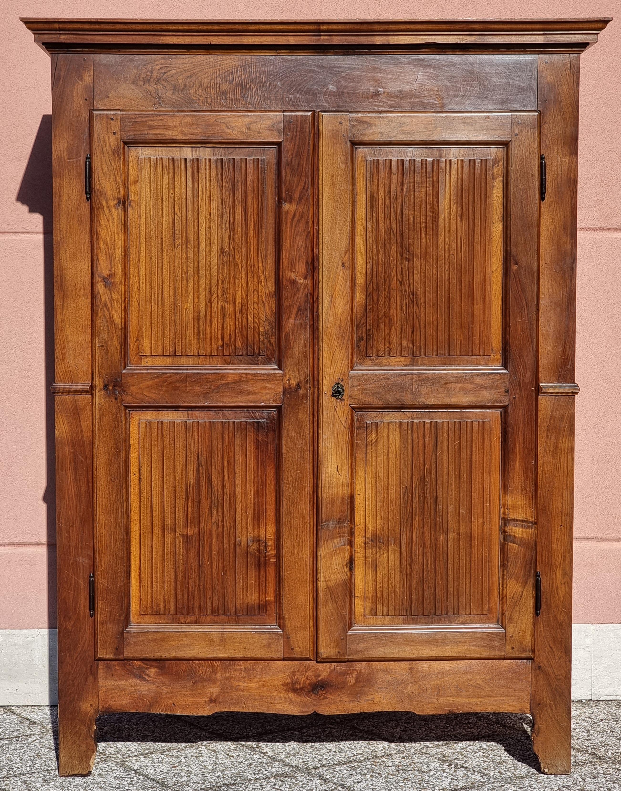 Piedmontese walnut cabinet with fluted doors, late 18th century For Sale 2