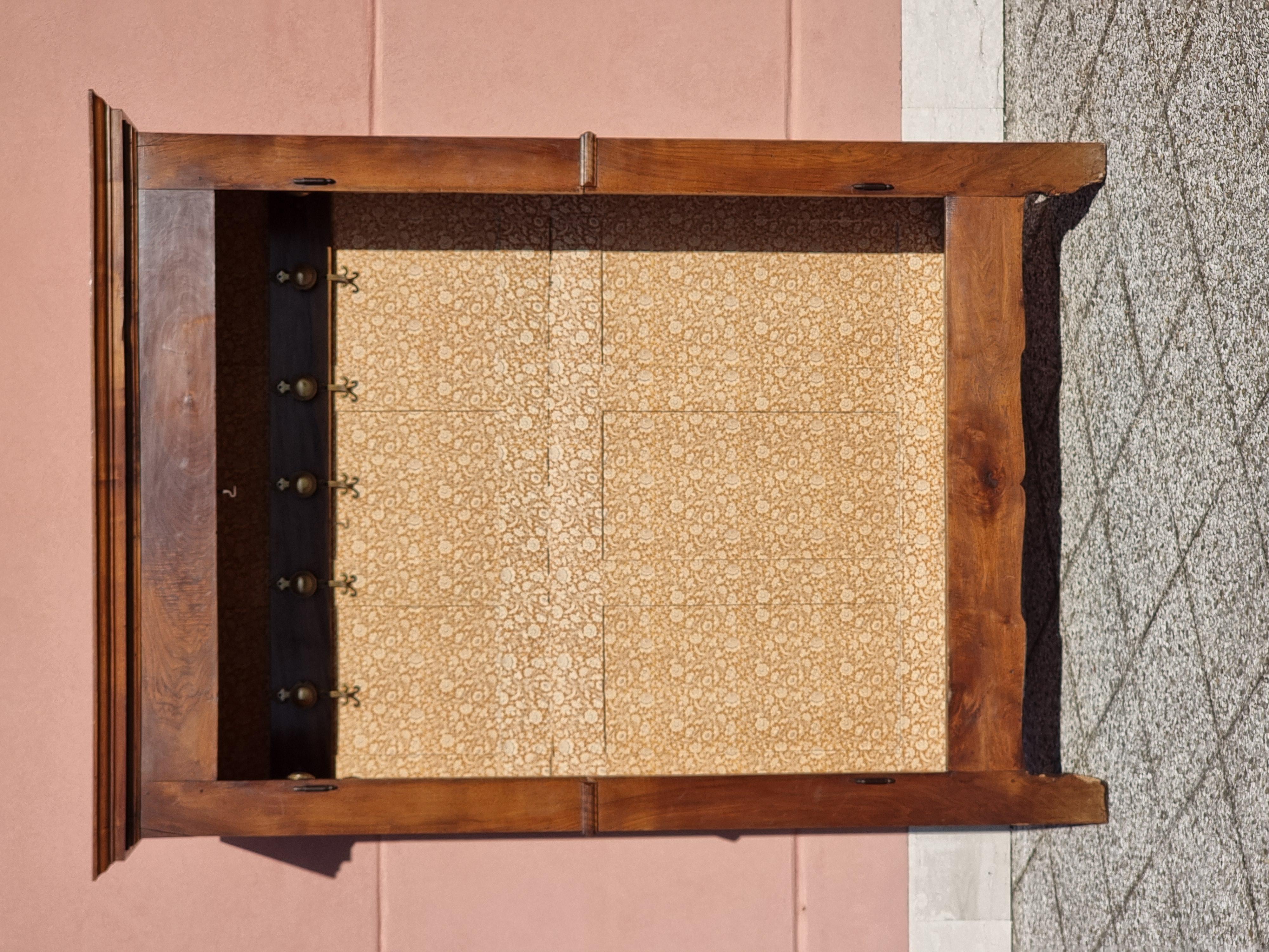 Piedmontese walnut cabinet with fluted doors, late 18th century For Sale 3