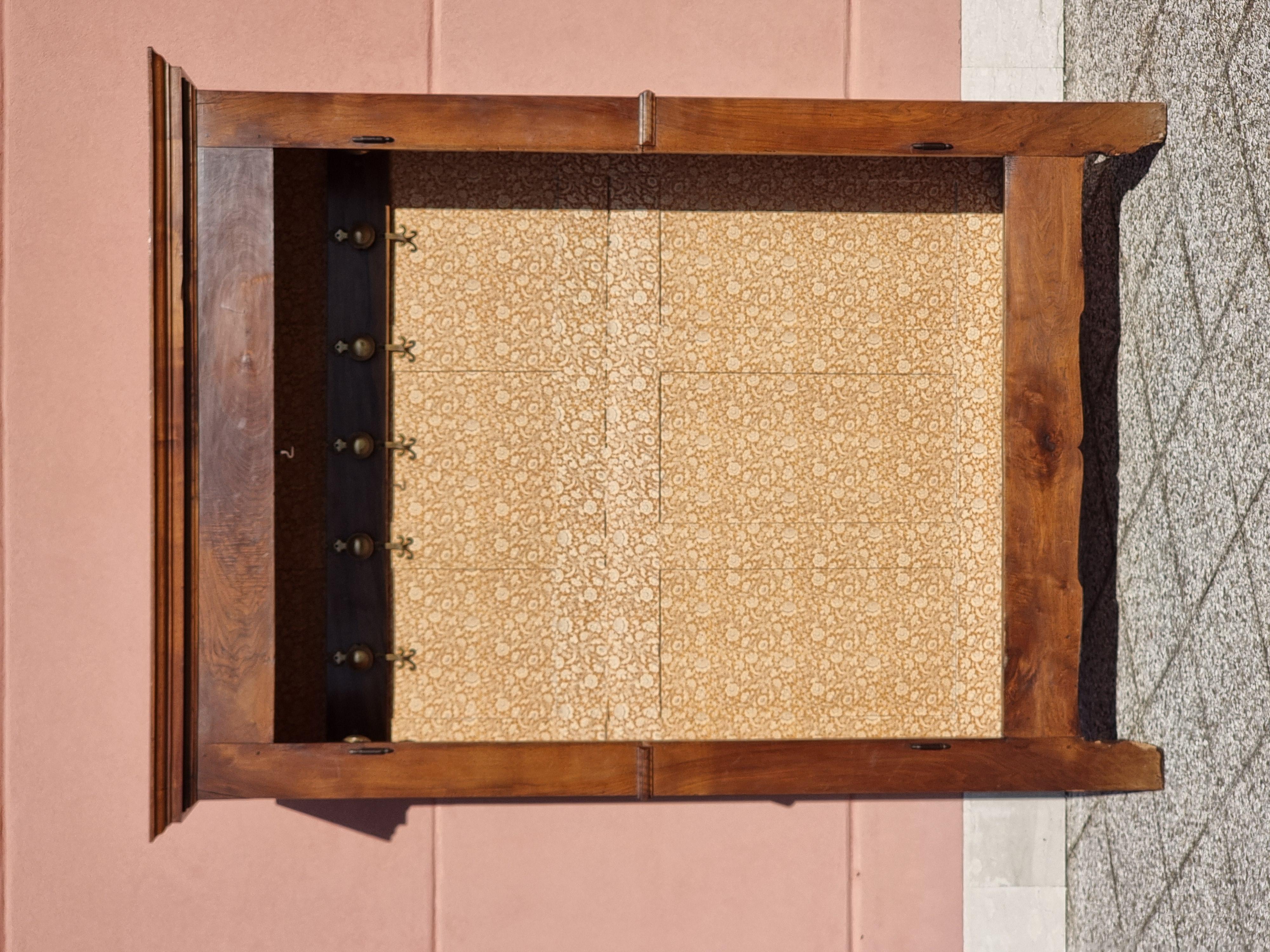 Piedmontese walnut cabinet with fluted doors, late 18th century For Sale 4