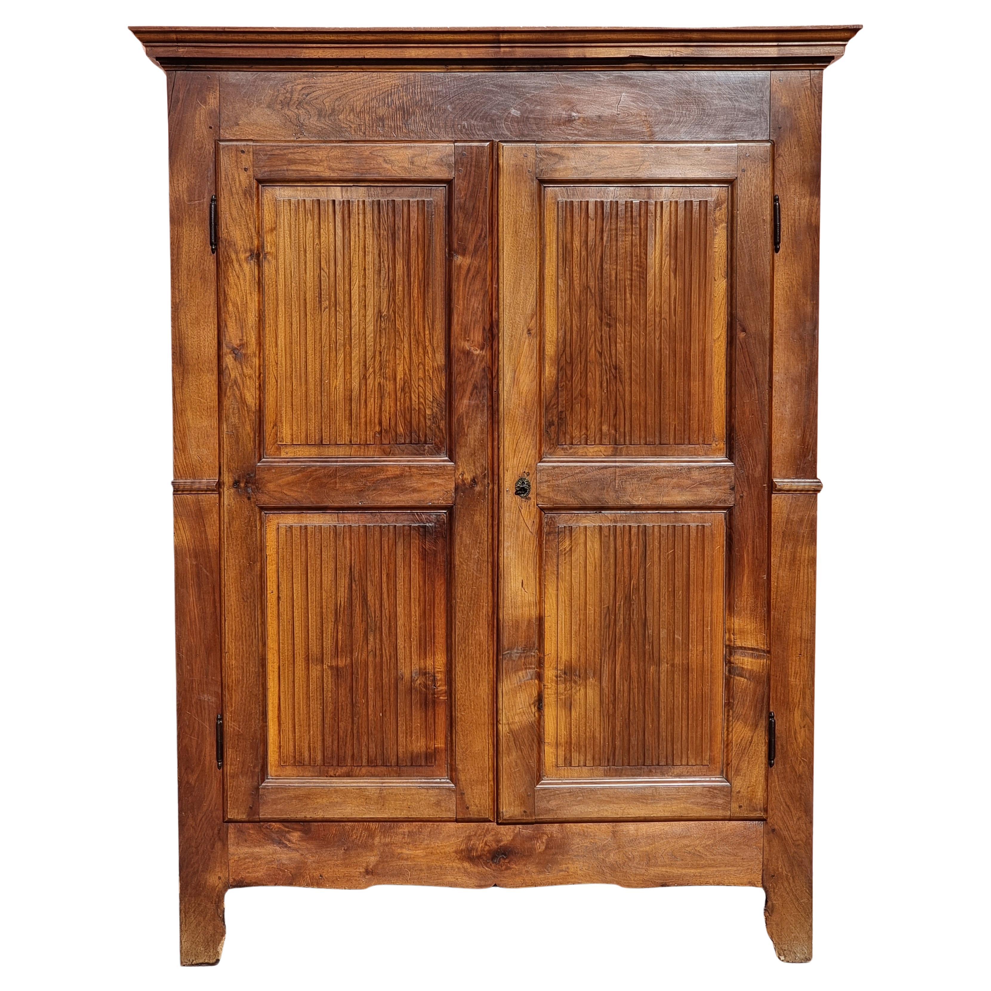 Piedmontese walnut cabinet with fluted doors, late 18th century For Sale