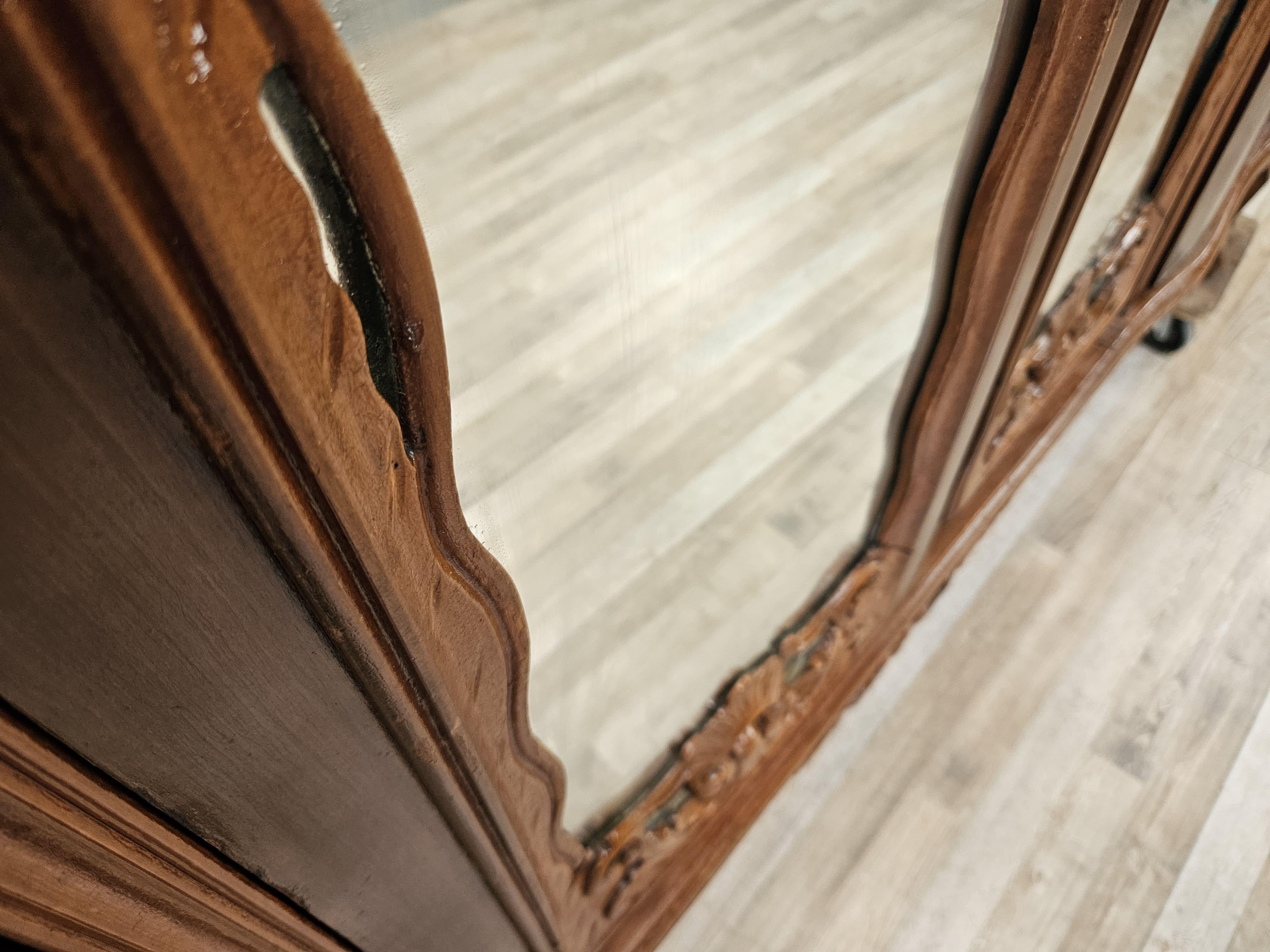 Armario de cuatro puertas estilo Chippendale de los años 30 en nogal y arce Siglo XX en venta 4