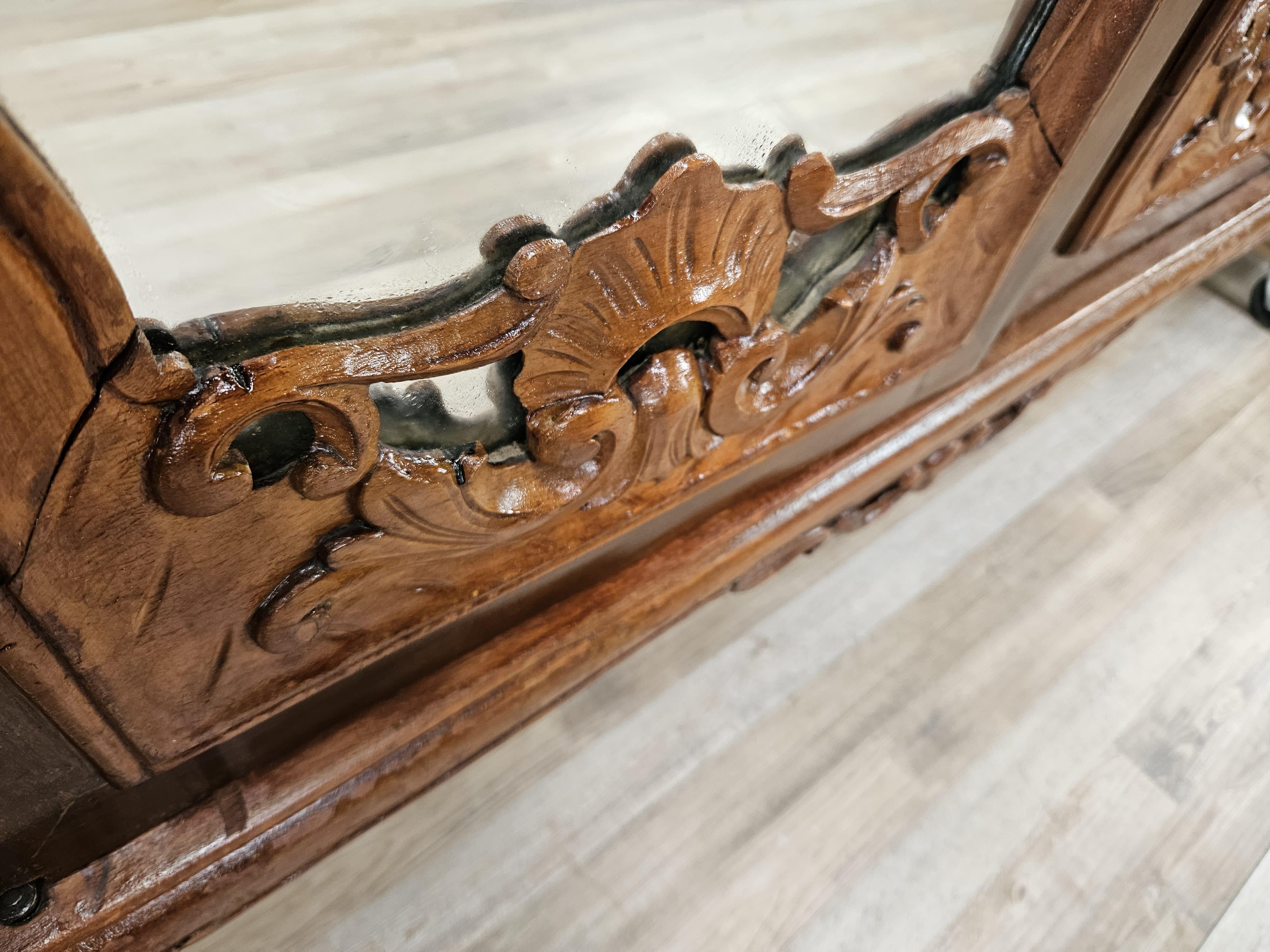 Armario de cuatro puertas estilo Chippendale de los años 30 en nogal y arce Siglo XX en venta 5