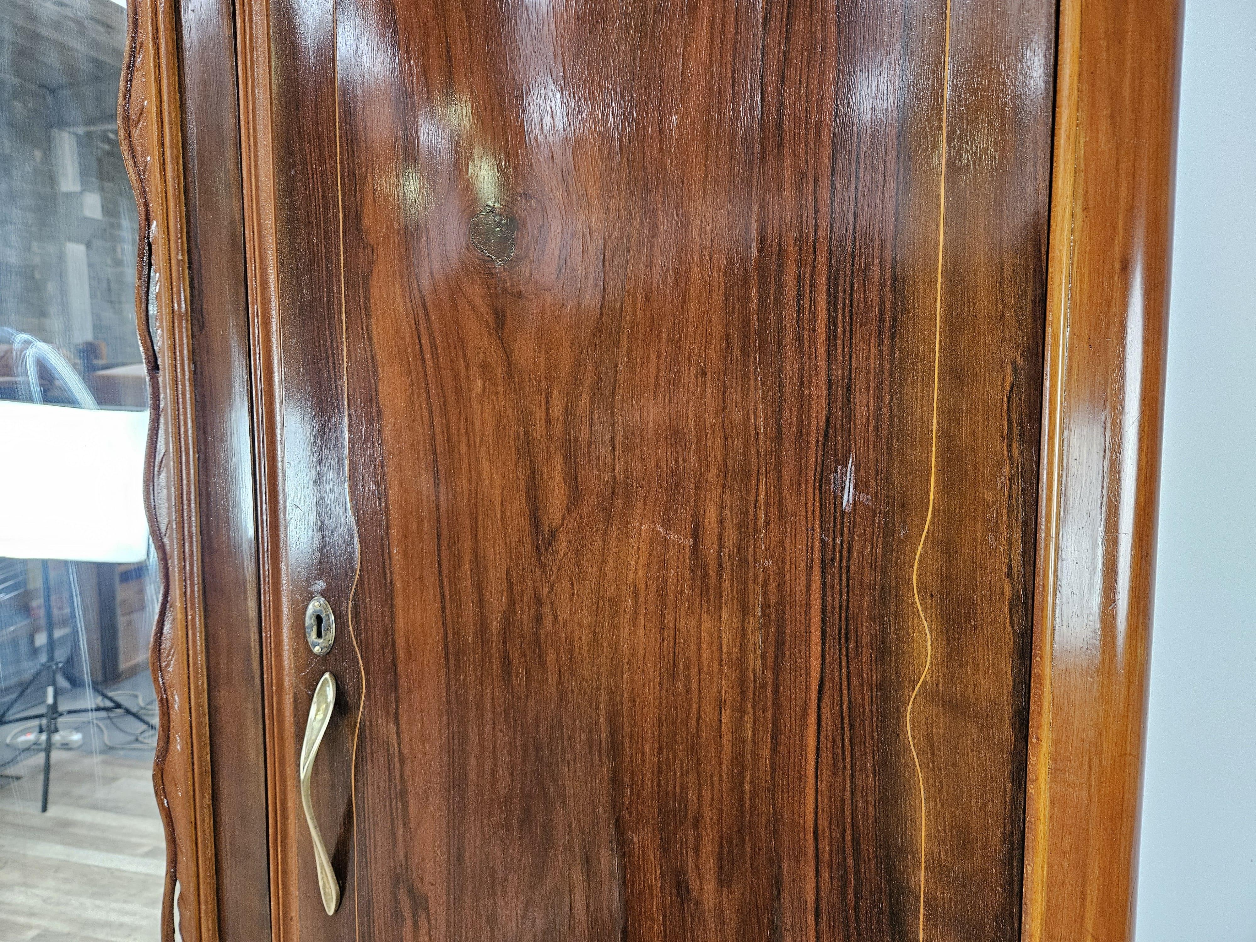 Armario de cuatro puertas estilo Chippendale de los años 30 en nogal y arce Siglo XX en venta 6