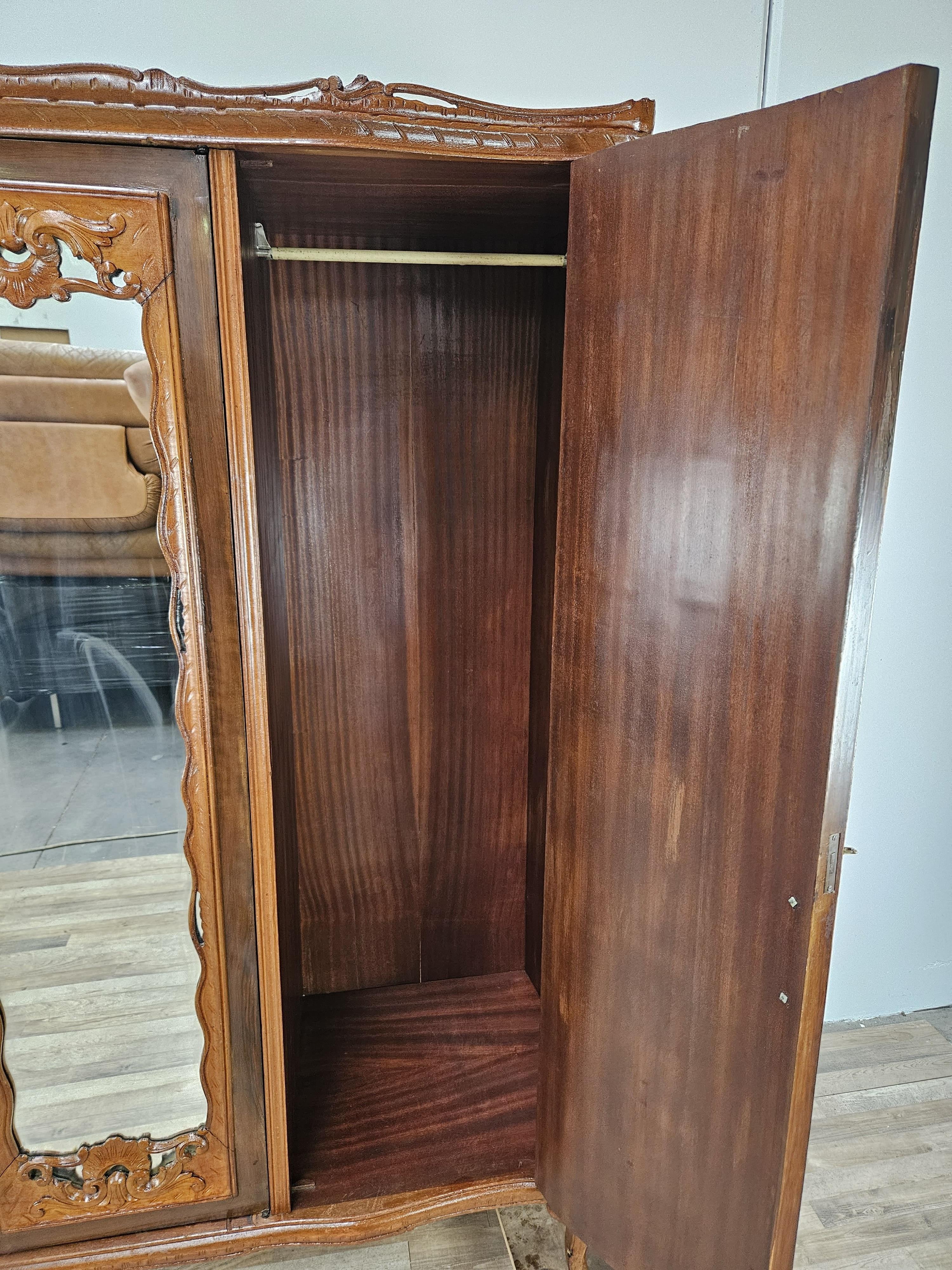 Armario de cuatro puertas estilo Chippendale de los años 30 en nogal y arce Siglo XX en venta 8