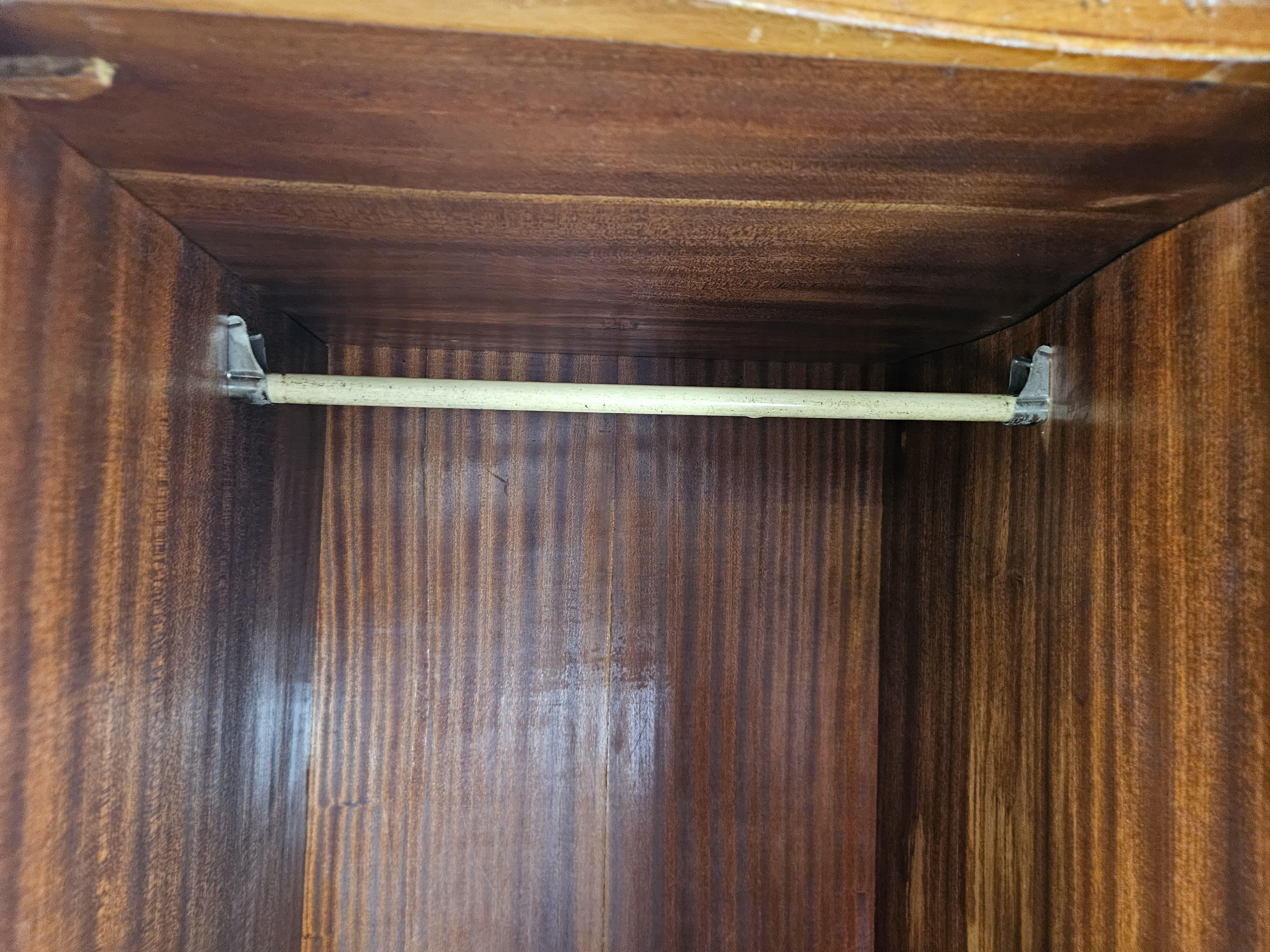 Armario de cuatro puertas estilo Chippendale de los años 30 en nogal y arce Siglo XX en venta 9