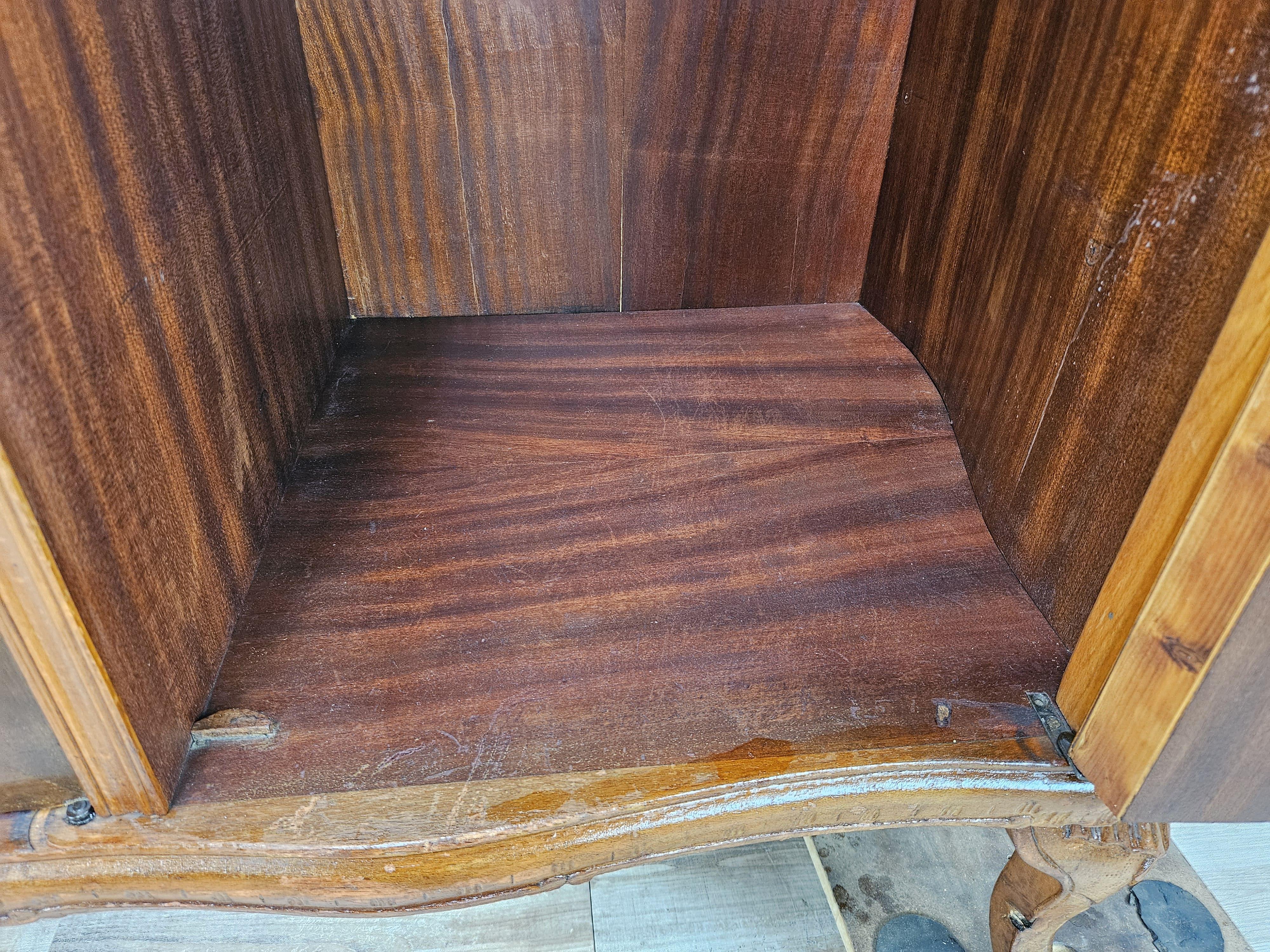 Armario de cuatro puertas estilo Chippendale de los años 30 en nogal y arce Siglo XX en venta 10