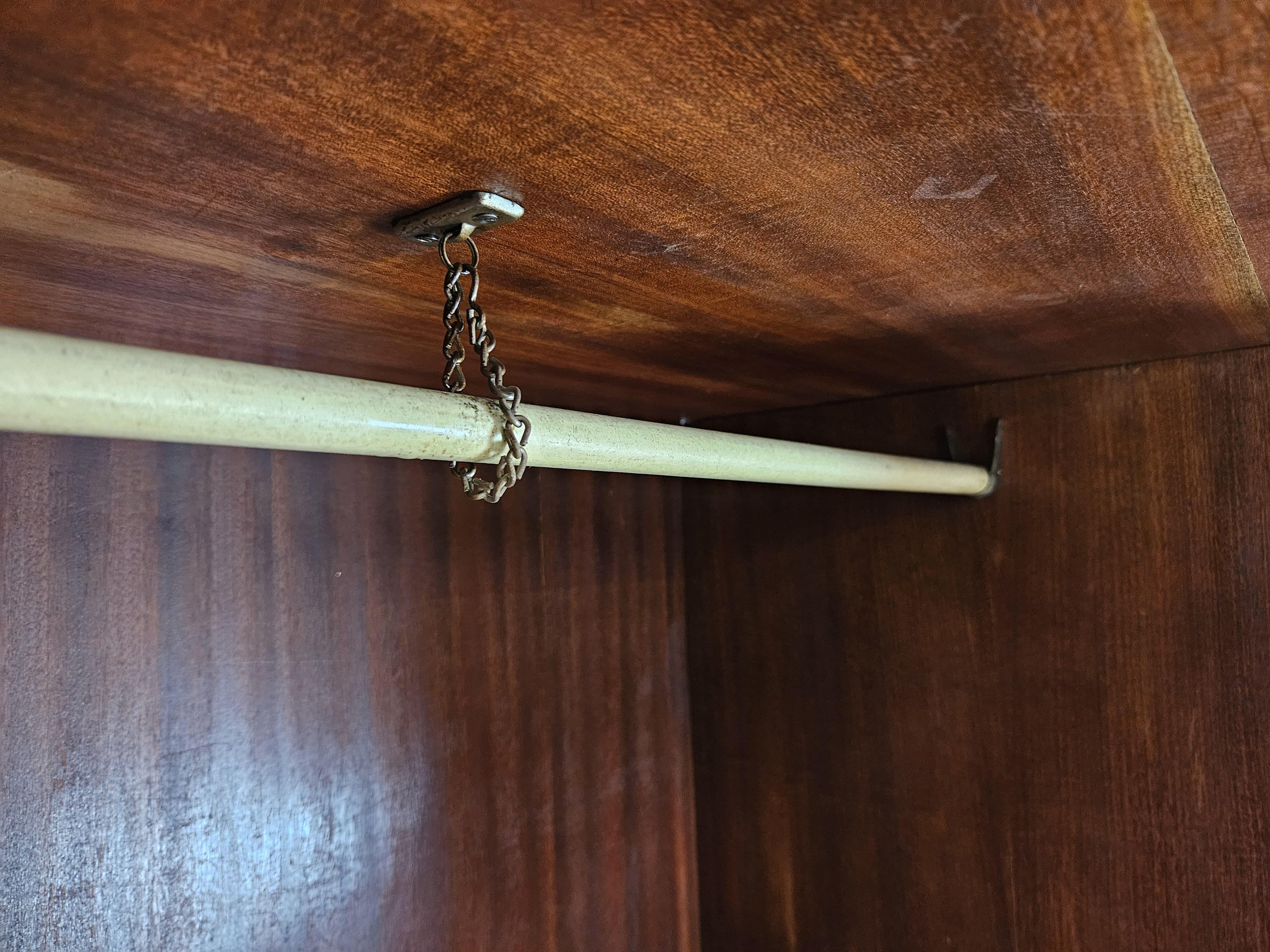 Armario de cuatro puertas estilo Chippendale de los años 30 en nogal y arce Siglo XX en venta 11