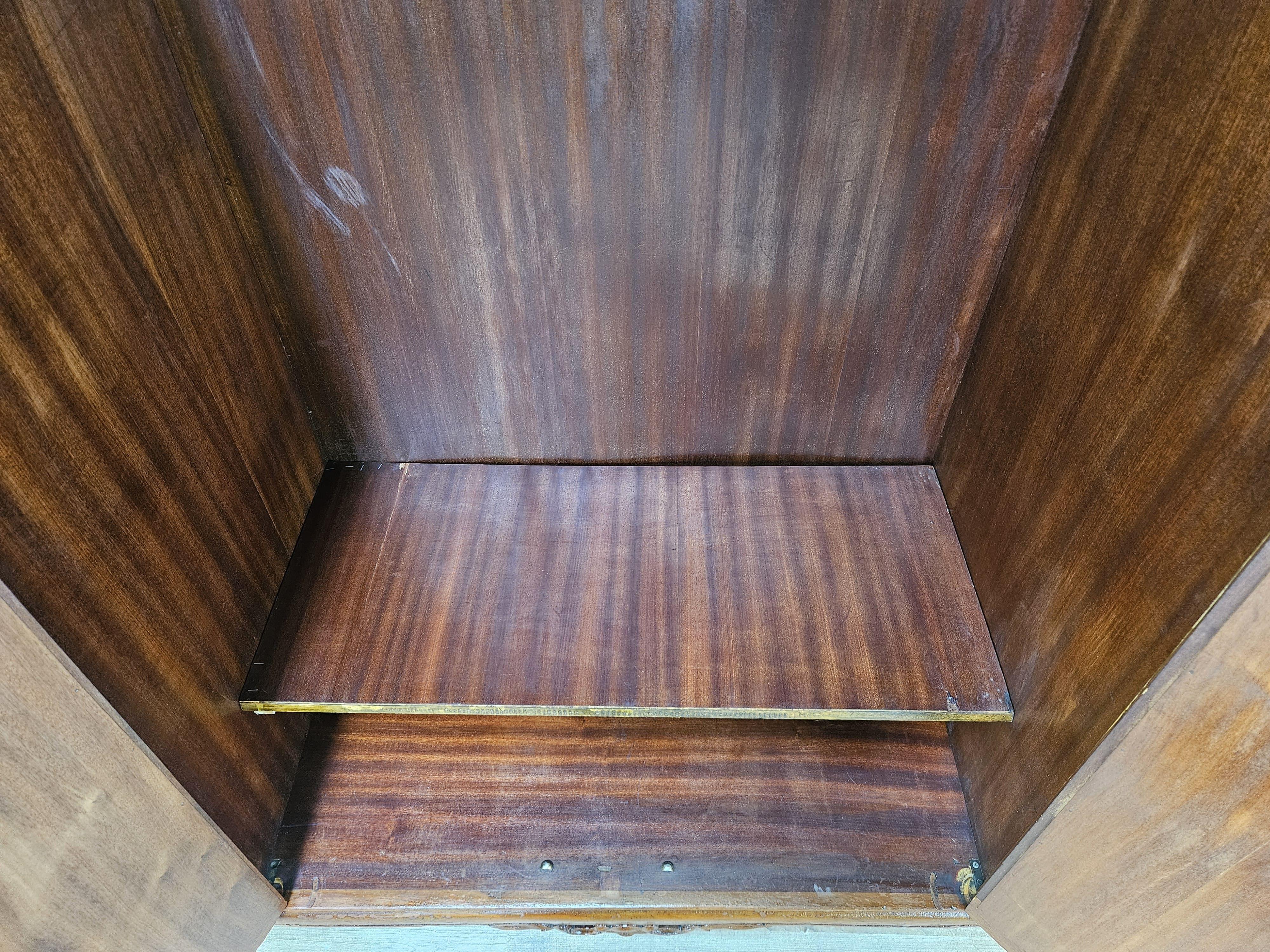 Armario de cuatro puertas estilo Chippendale de los años 30 en nogal y arce Siglo XX en venta 12