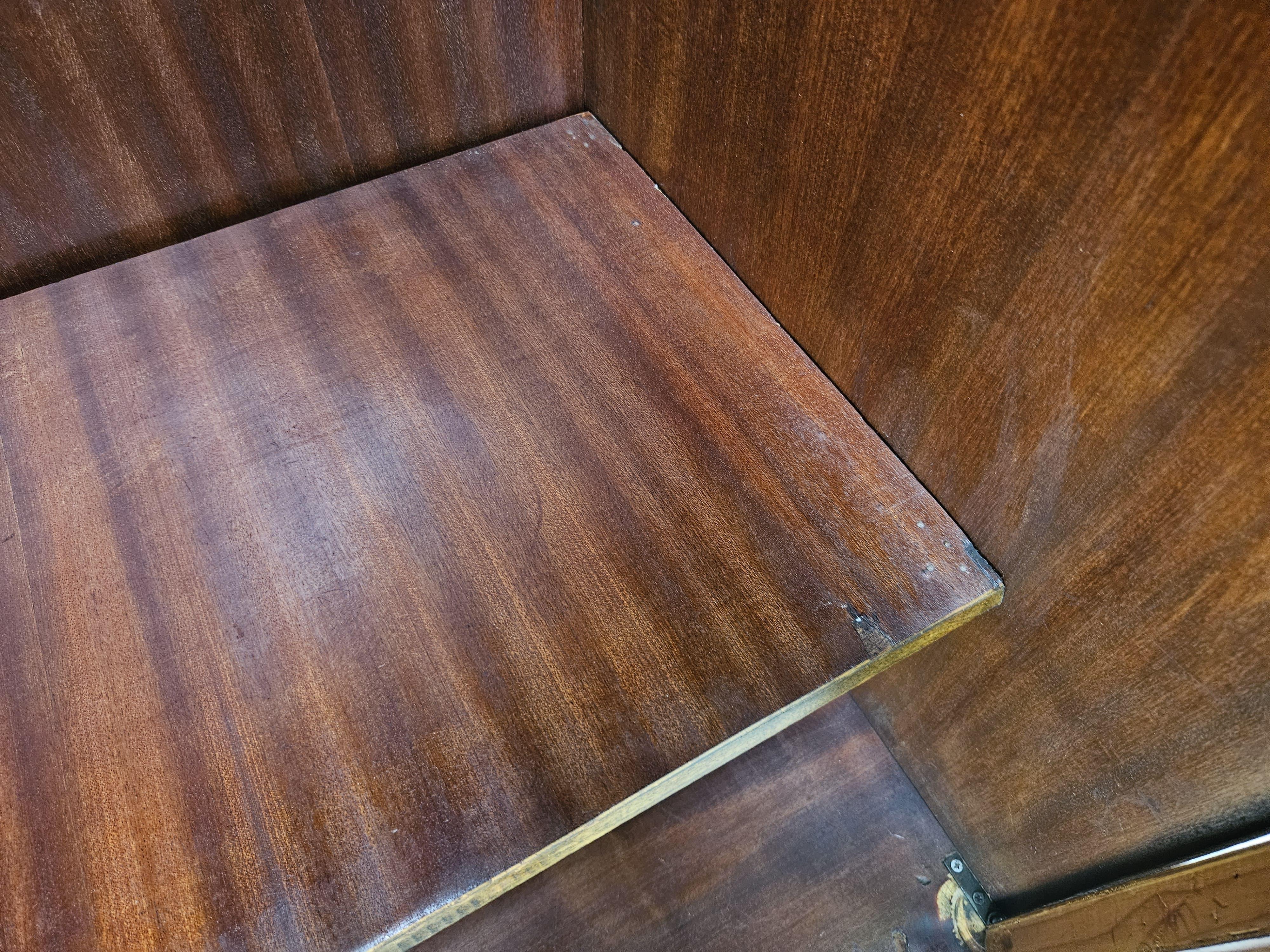 Armario de cuatro puertas estilo Chippendale de los años 30 en nogal y arce Siglo XX en venta 13