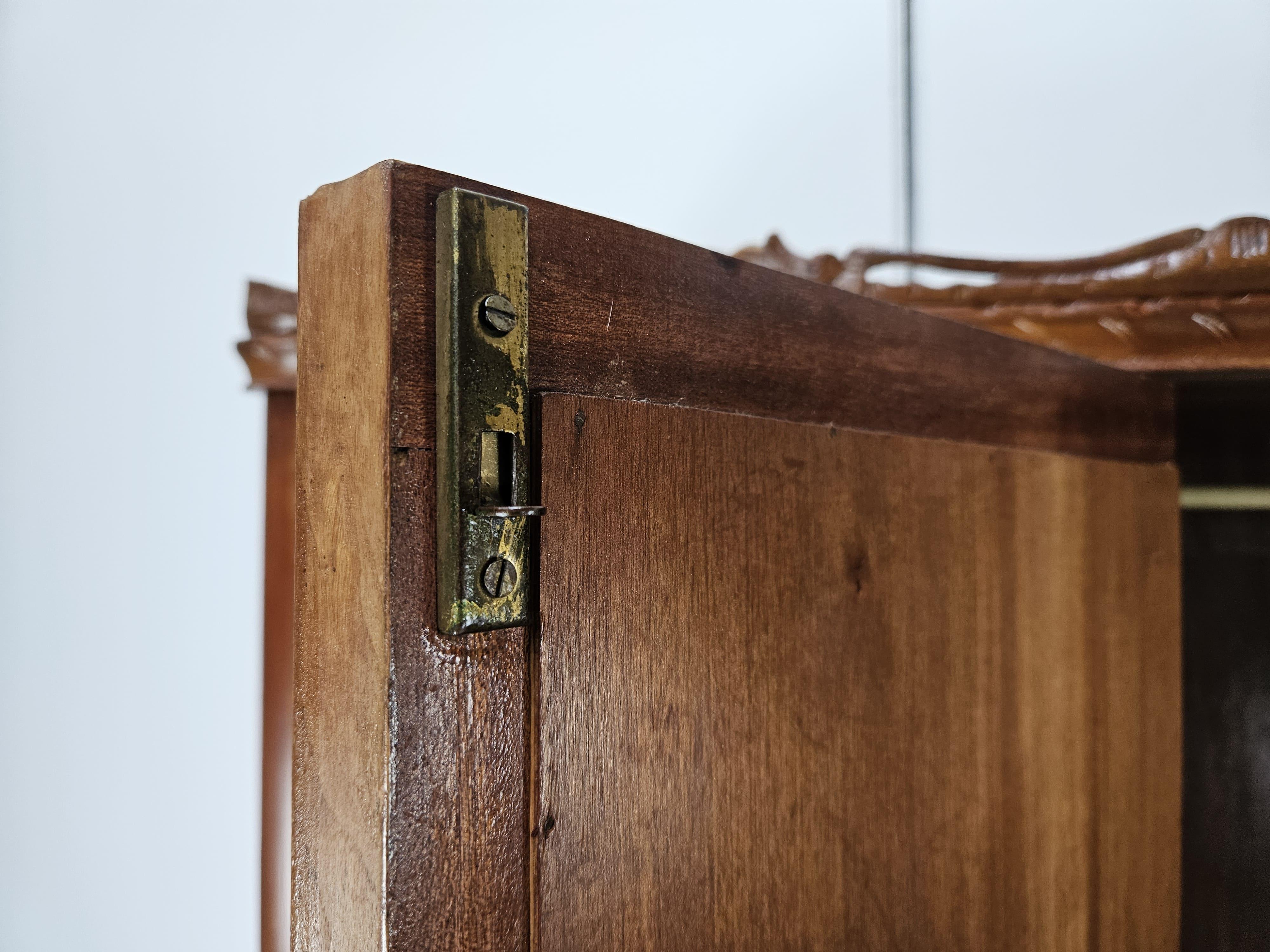 Armario de cuatro puertas estilo Chippendale de los años 30 en nogal y arce Siglo XX en venta 14
