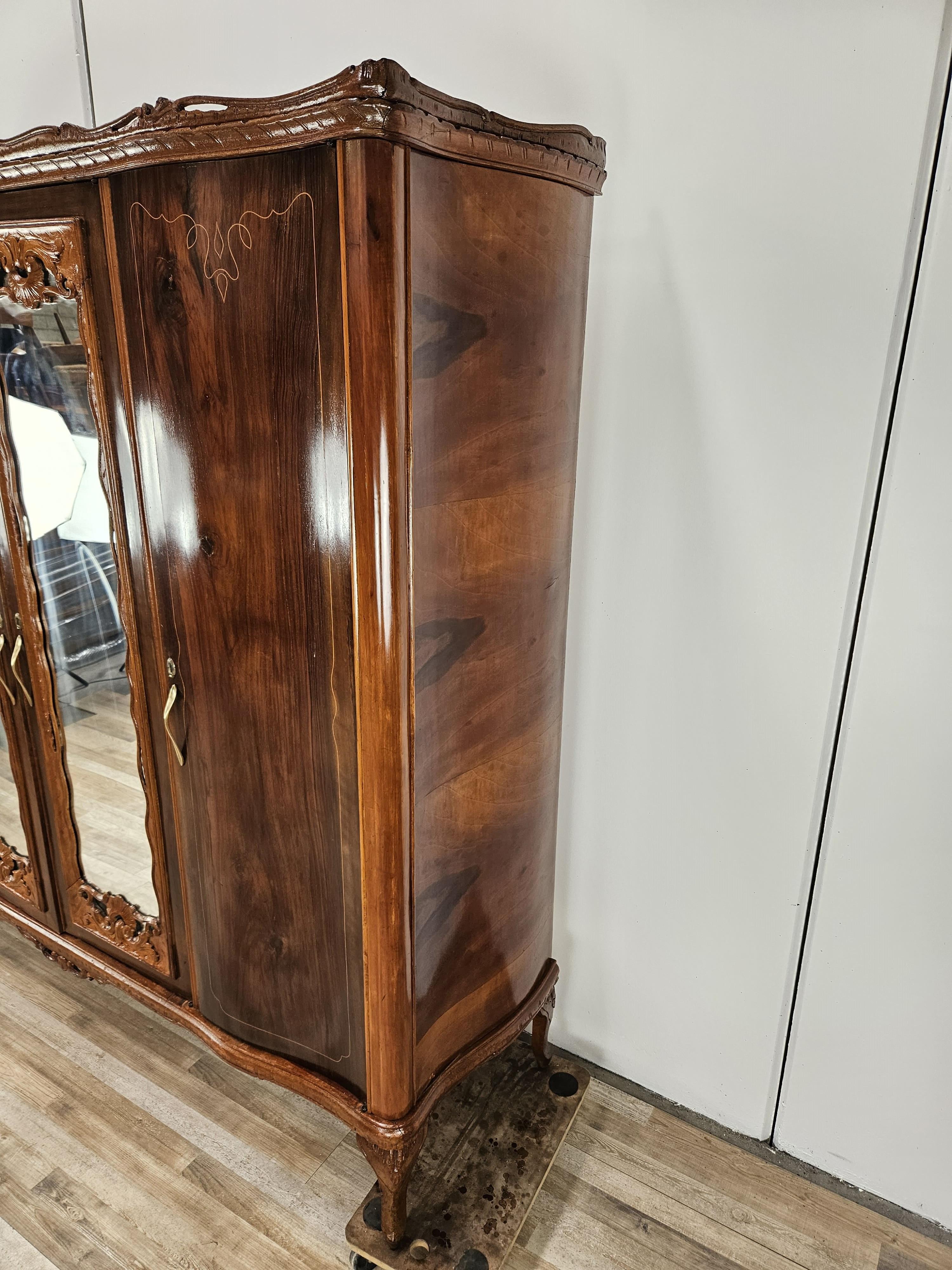 Armario de cuatro puertas estilo Chippendale de los años 30 en nogal y arce Siglo XX Italian en venta