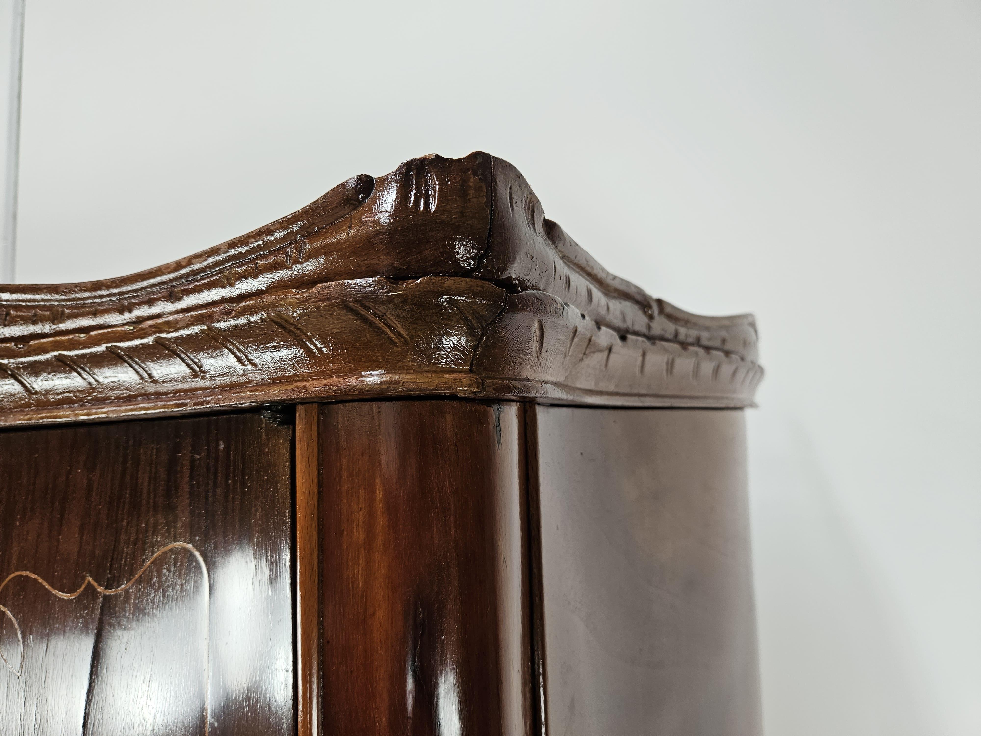 Armario de cuatro puertas estilo Chippendale de los años 30 en nogal y arce Siglo XX en Bueno estado para la venta en Premariacco, IT