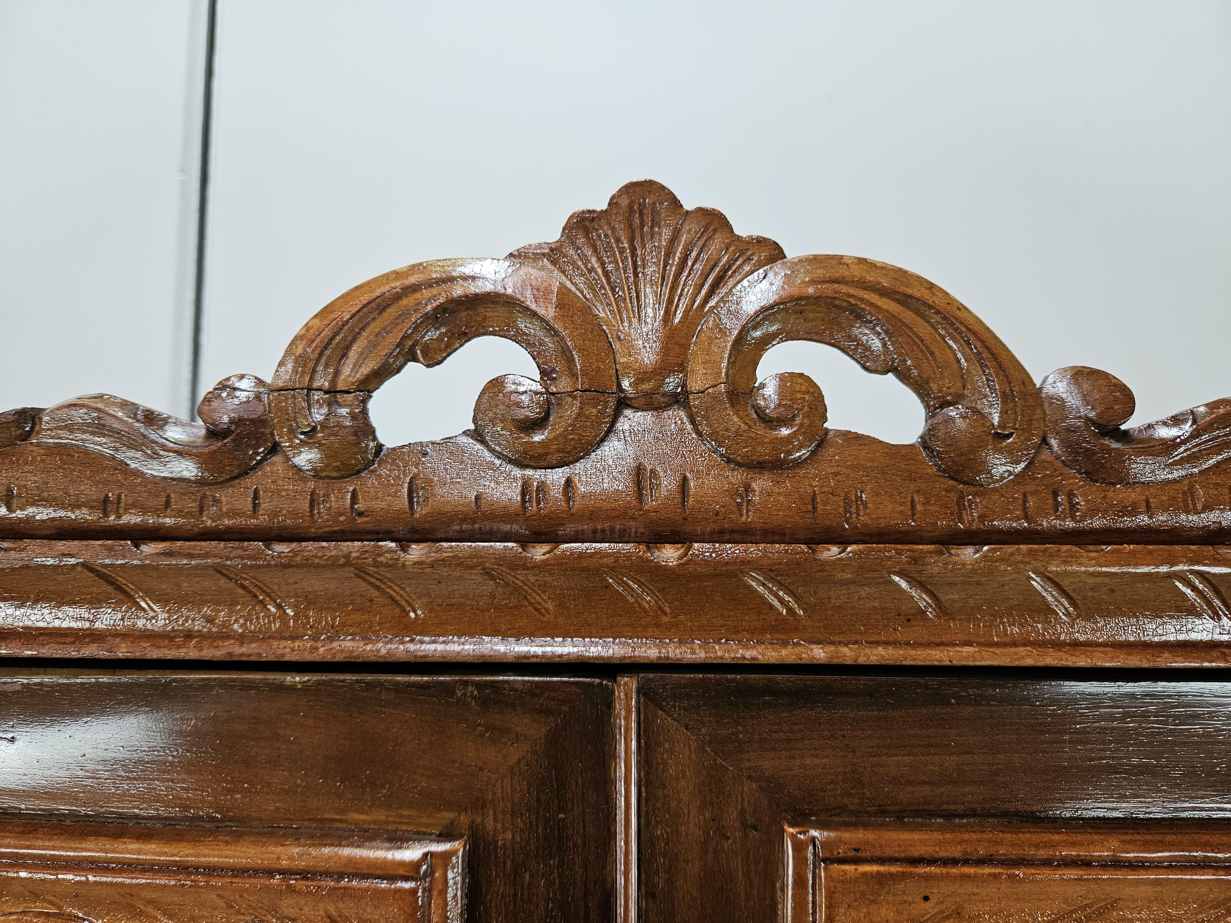Armario de cuatro puertas estilo Chippendale de los años 30 en nogal y arce Siglo XX Mid-20th Century en venta