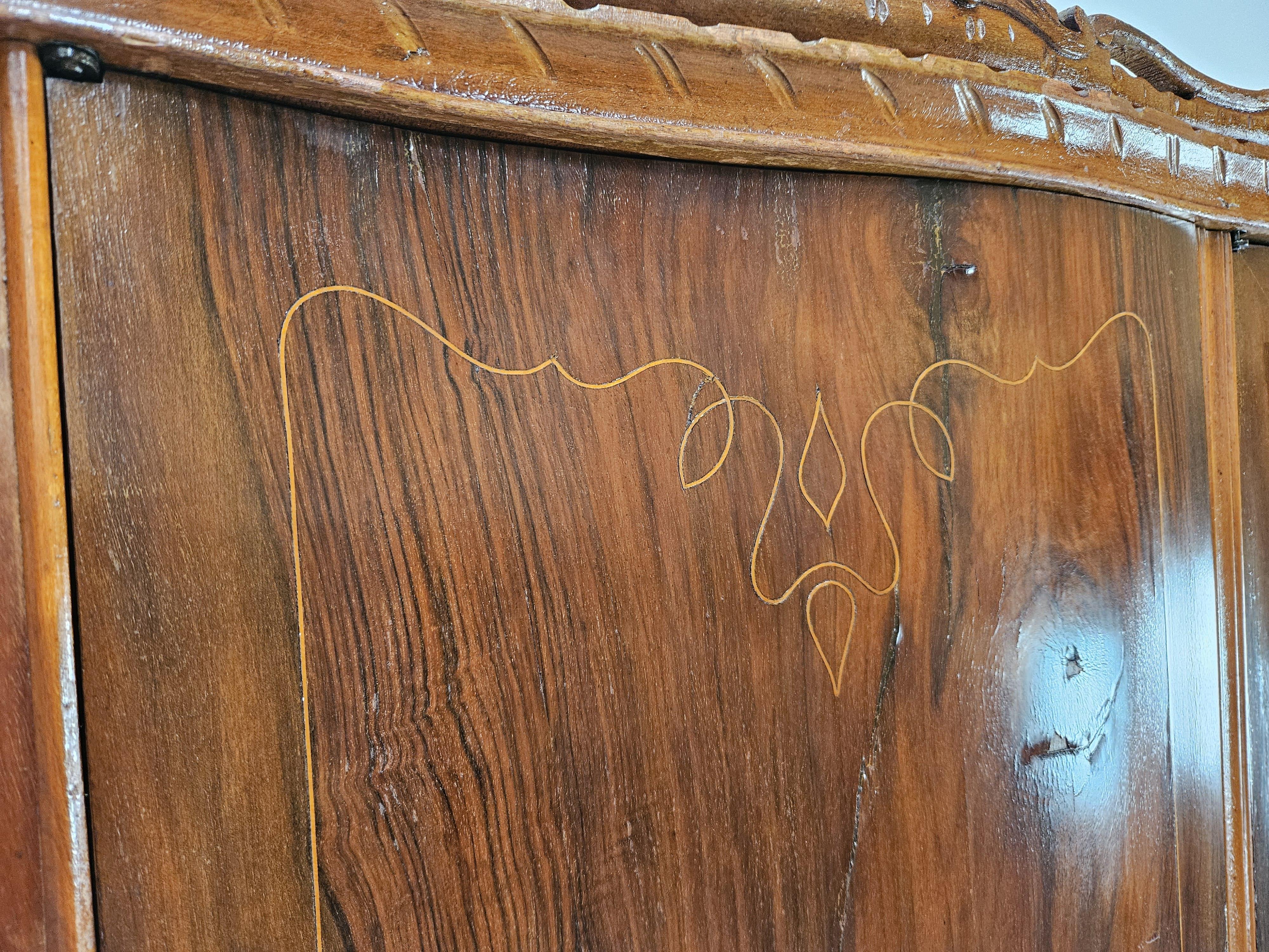 Armario de cuatro puertas estilo Chippendale de los años 30 en nogal y arce Siglo XX Latón en venta