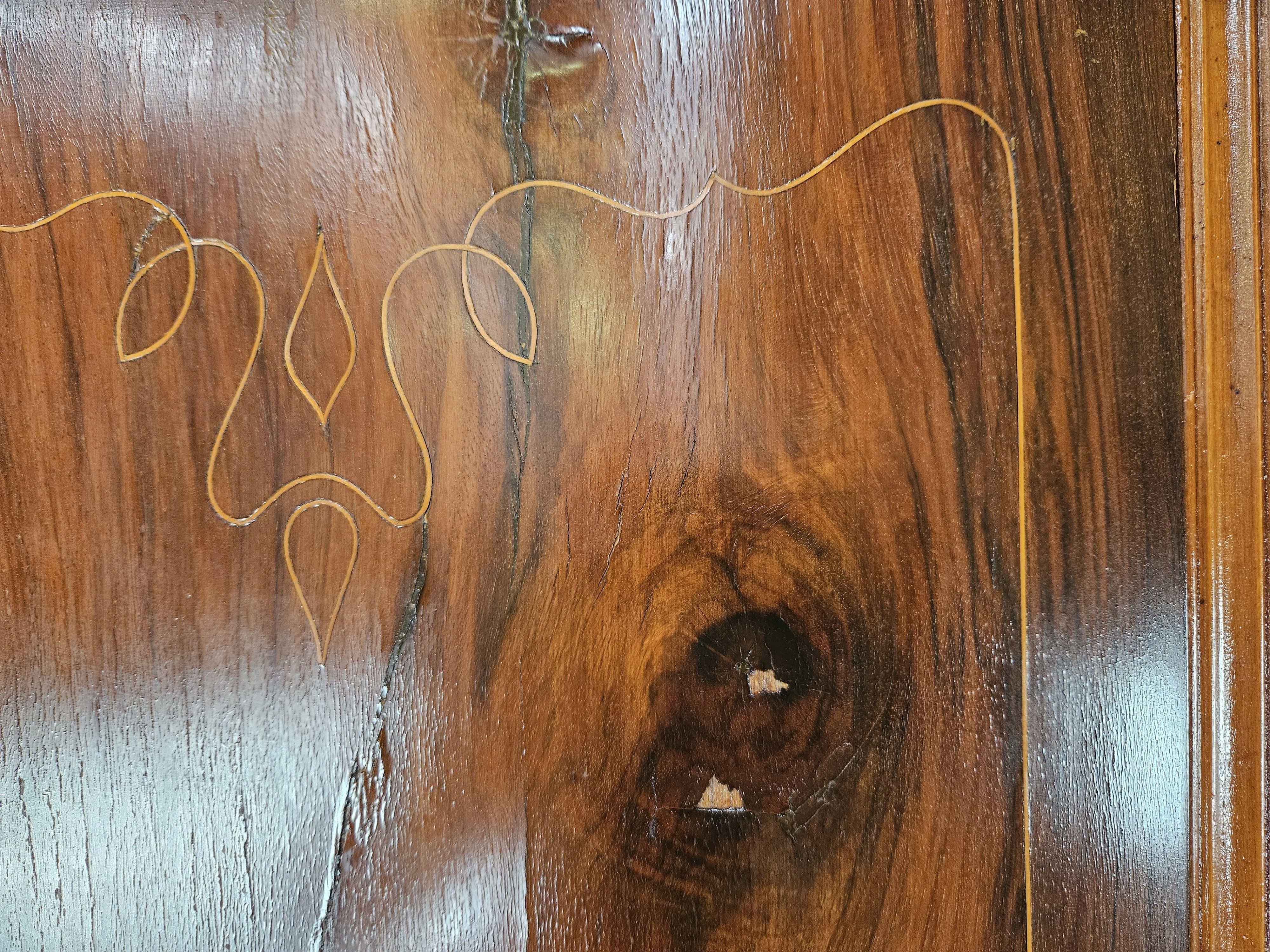 Armario de cuatro puertas estilo Chippendale de los años 30 en nogal y arce Siglo XX en venta 1