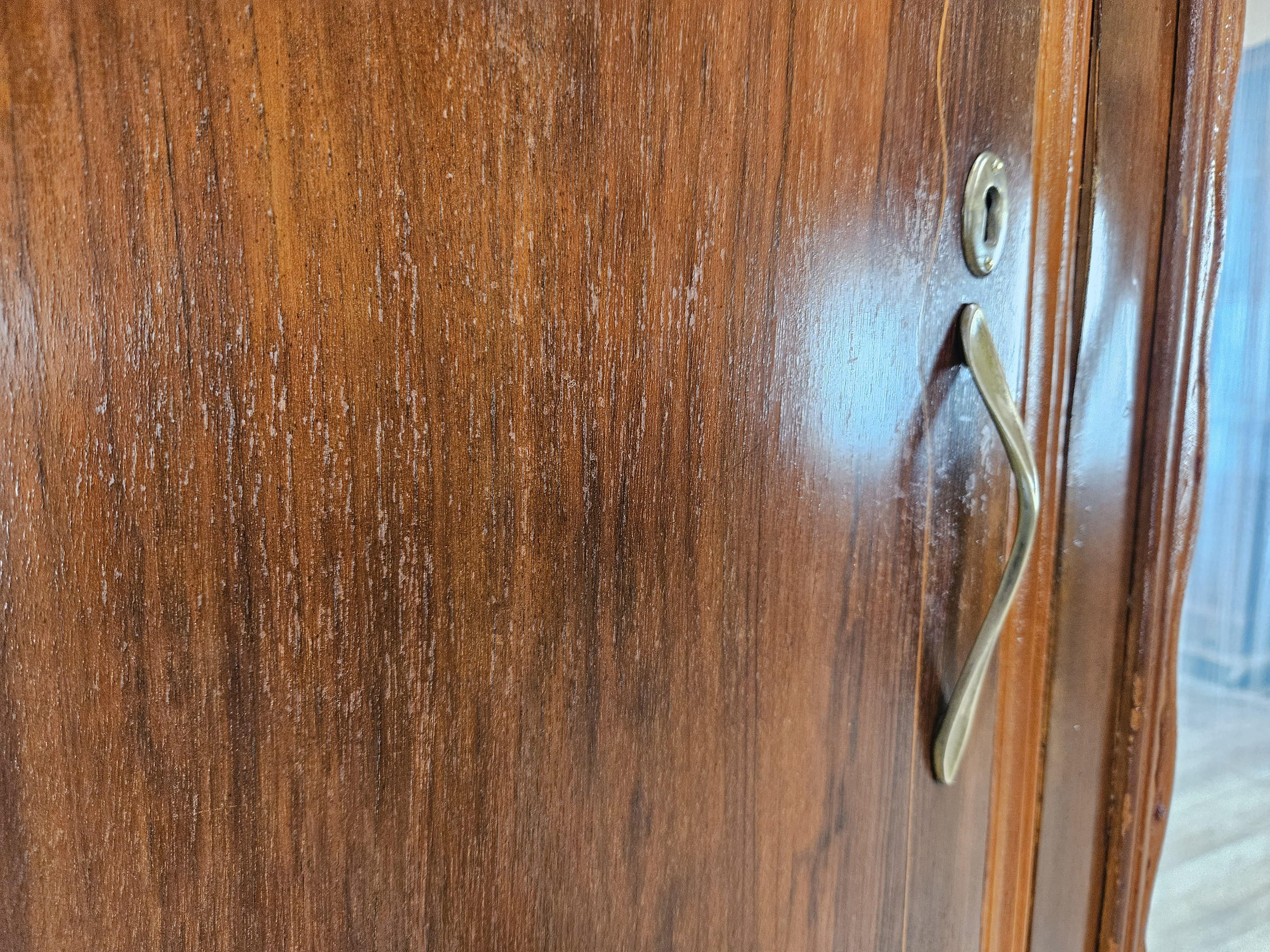 Armario de cuatro puertas estilo Chippendale de los años 30 en nogal y arce Siglo XX en venta 2