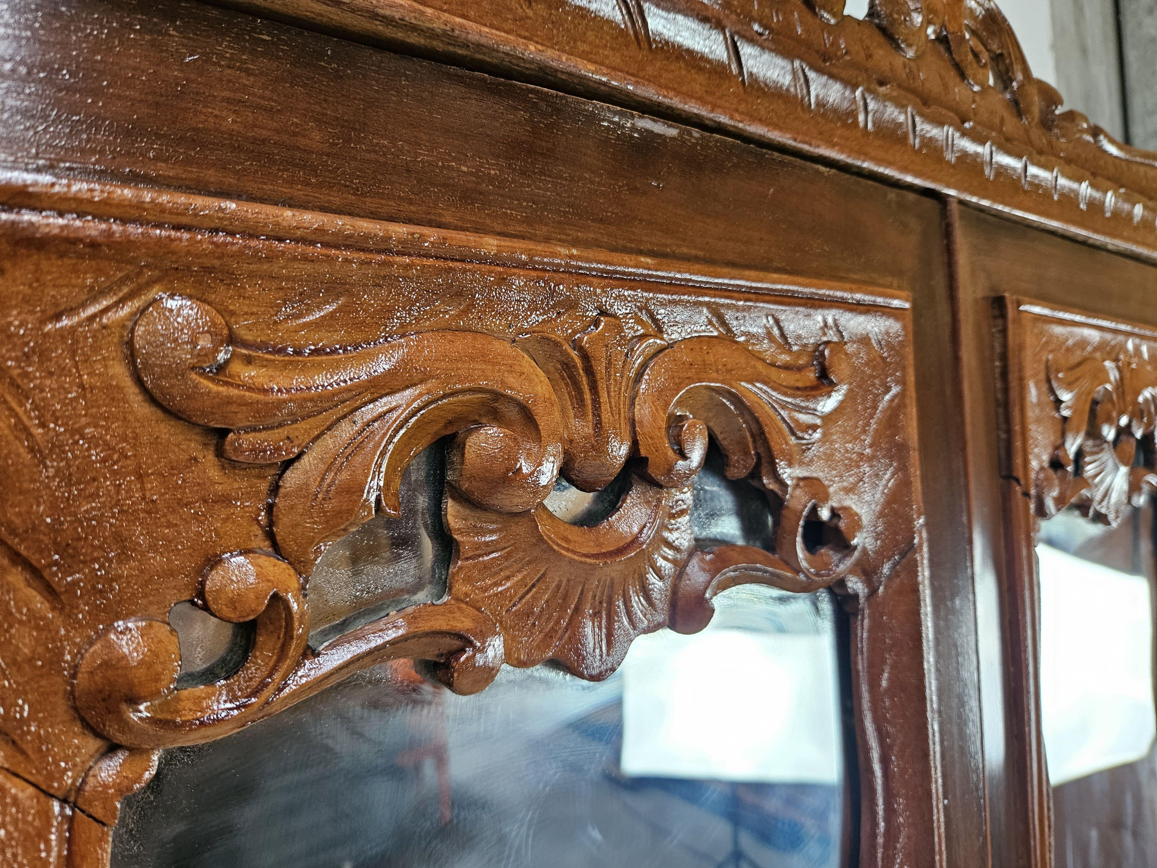Armario de cuatro puertas estilo Chippendale de los años 30 en nogal y arce Siglo XX en venta 3