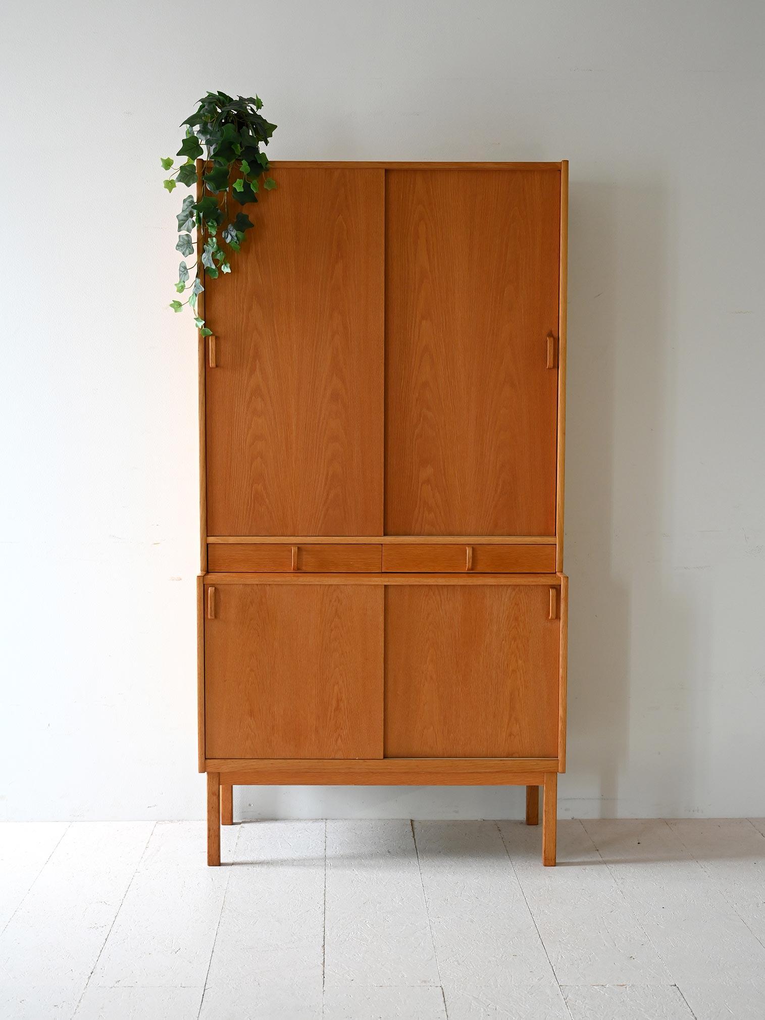 Armadio anni ’50/’60 firmata Bodafors, in teak chiaro, con ante scorrevoli e interni a mensole.

Armadio scandinavo vintage realizzato negli anni ’50/’60 da Bodafors, con timbro originale ancora visibile. La struttura in teak chiaro presenta ante