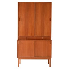 Armoire scandinave en teck avec portes coulissantes - Bodafors