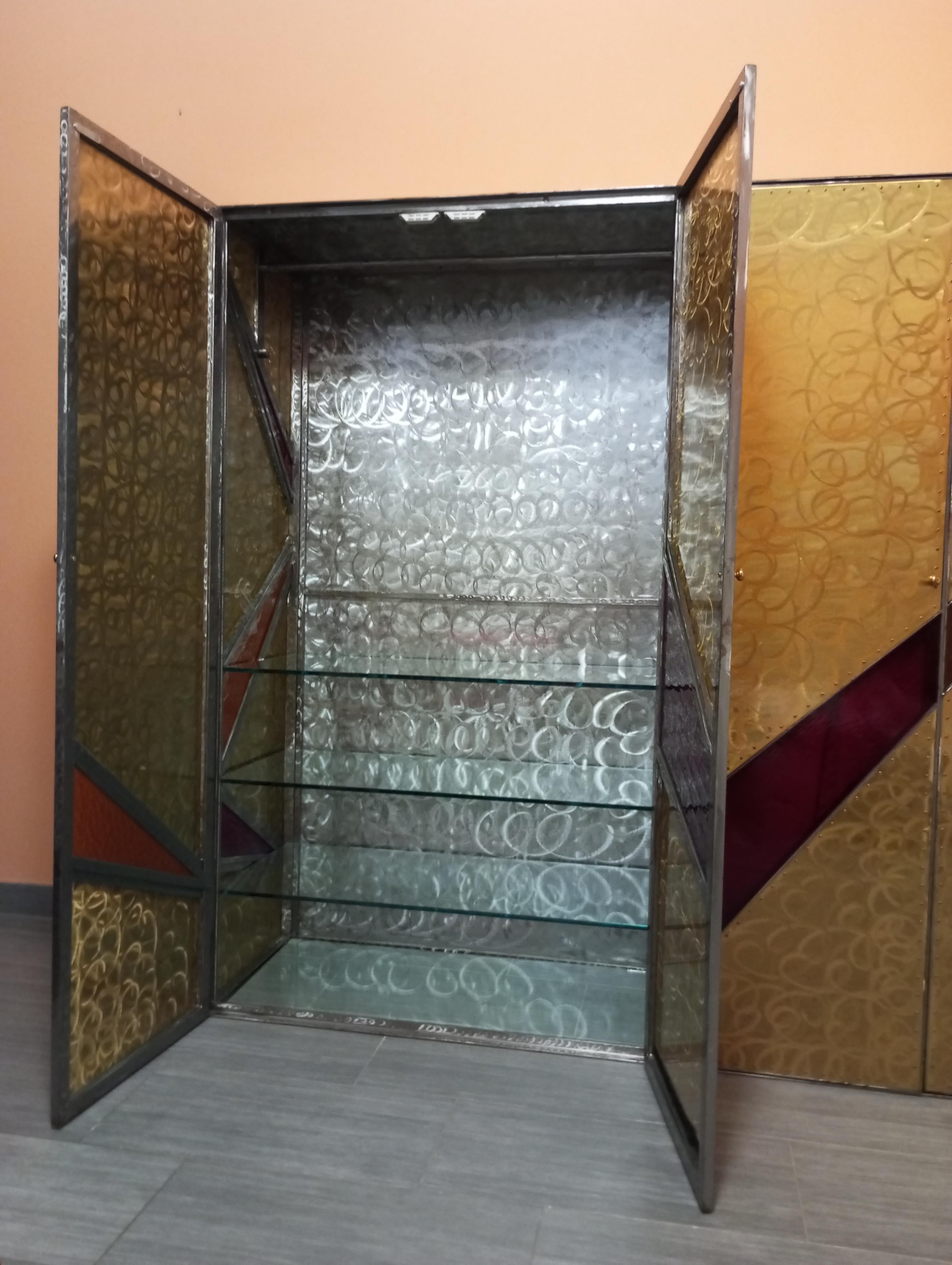 Four-door sculpture cabinet with glass shelves Italy 1970s/80s For Sale 6