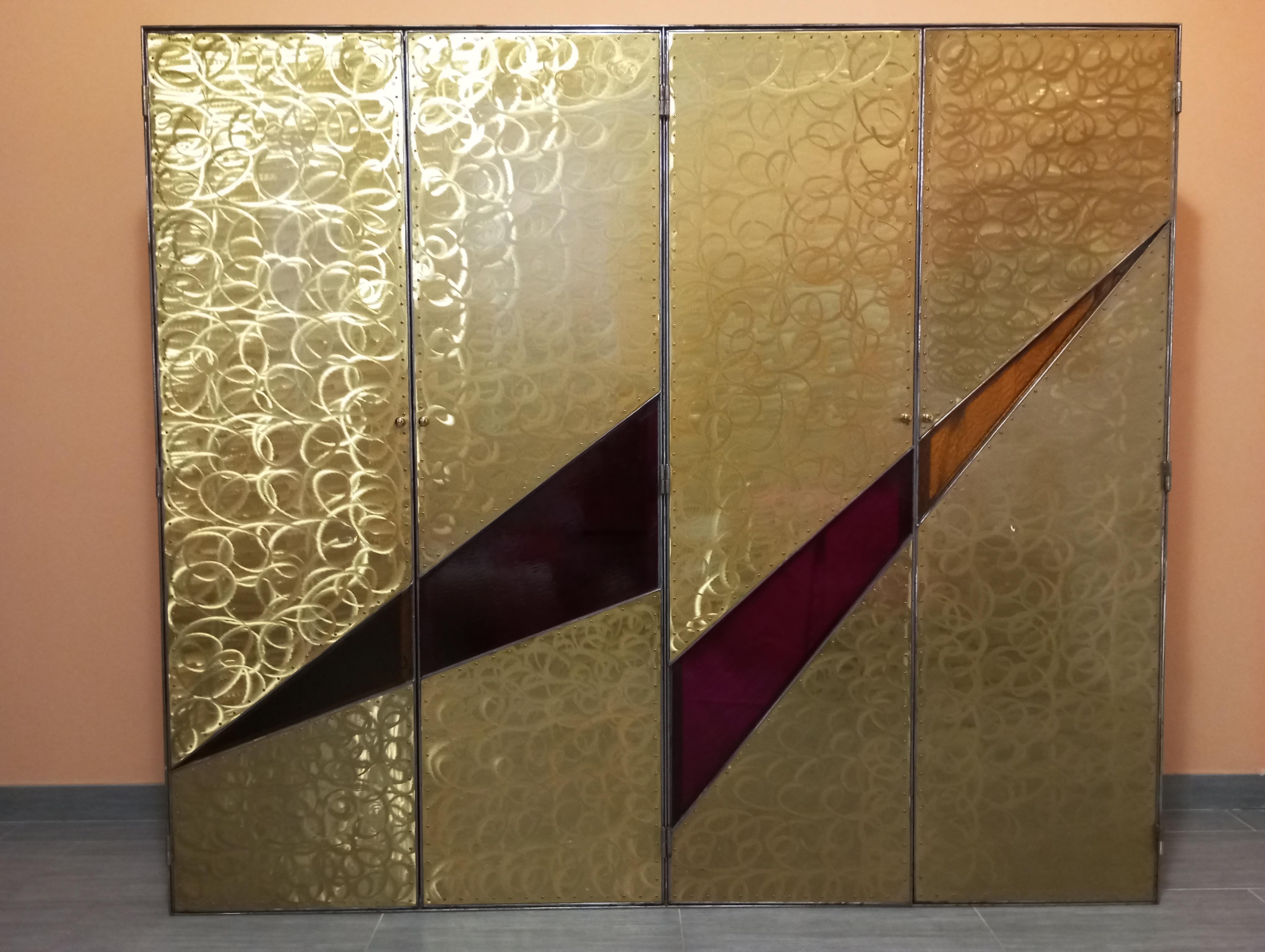 Four-door sculpture cabinet with glass shelves Italy 1970s/80s In Good Condition For Sale In Firenze, FI